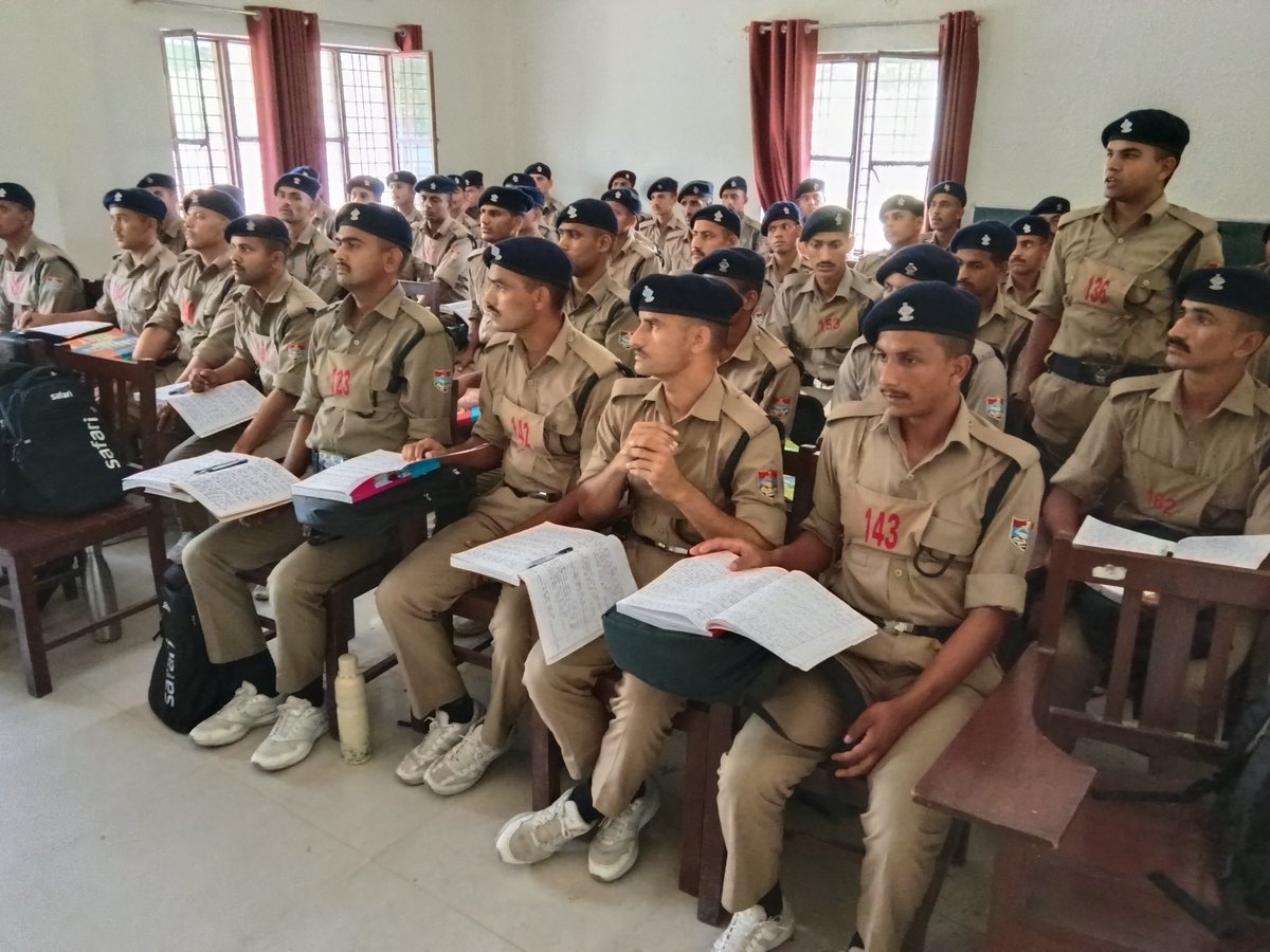31Bnpac's tweet photo. 31वीं वाहिनी पीएसी प्रशिक्षण केन्द्र में प्रचलित 09 माह के रिक्रूट आरक्षी प्रशिक्षण के दौरान दिनांक 12-05-2026 को श्री देवेंद्र पींचा, आईपीएस, सेनानायक 31 वी वाहिनी पीएसी द्वारा रिक्रूट आरक्षियों को अनुशासन और तकनीकी ज्ञान के साथ-साथ विधिक (Law) के संबंध में जानकारी प्रदान की। https://t.co/TOTk2fVYP7