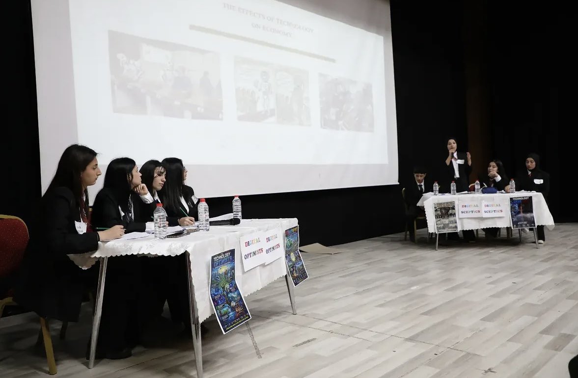 ttsosyalblmler's tweet photo. Bugün Kültür ve Kongre Merkezinde öğrencilerimizin yabancı dil becerilerini geliştirmeye yönelik İngilizce tiyatro ve münazara etkinlikleri gerçekleştirildi.
Emeği geçen öğretmenlerimize ve etkinliğe katılan tüm öğrencilerimize teşekkür ederiz. 🌟🇬🇧🎭 
@agrimem 
@agrimemarge https://t.co/d2pk8w5xi7