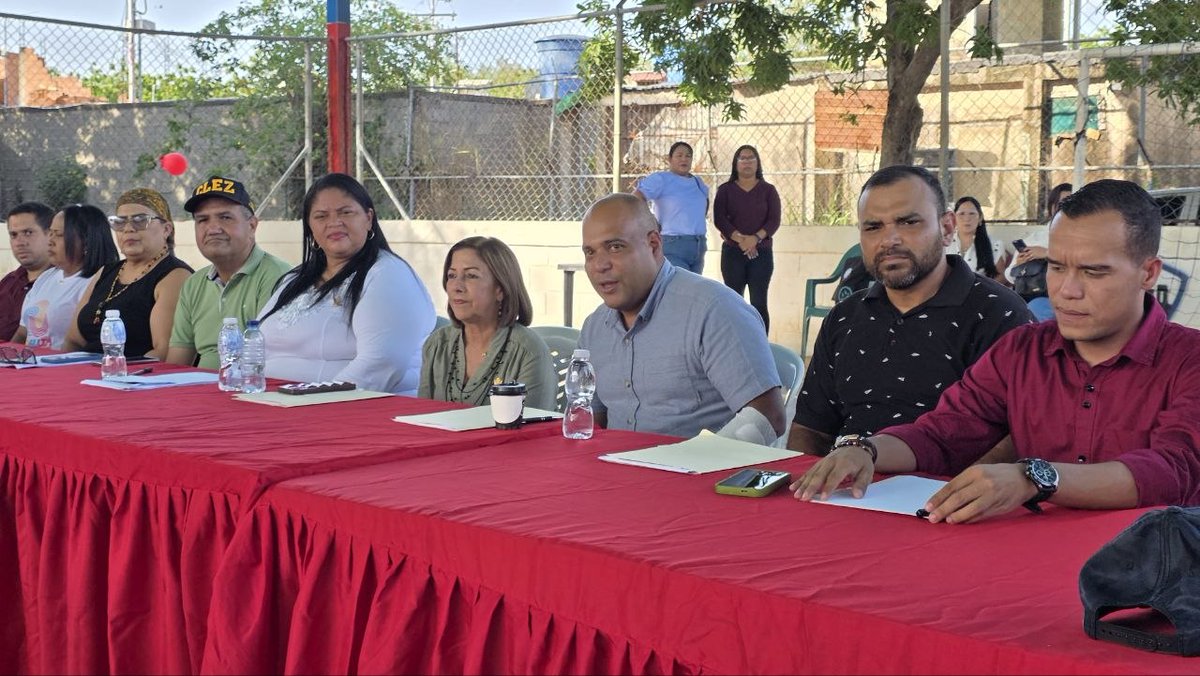 Clezulia's tweet photo. Cabimas activo con el Anteproyecto de Ley de Transferencia al Poder Popular
Voceros de comunas, movimientos sociales y habitantes; participan en mesas de trabajo donde enriquecieron la Reforma a la Ley de Transferencia al Poder Popular.
Mas información en https://t.co/wgxOE40P4R https://t.co/qjaVYgQXnS