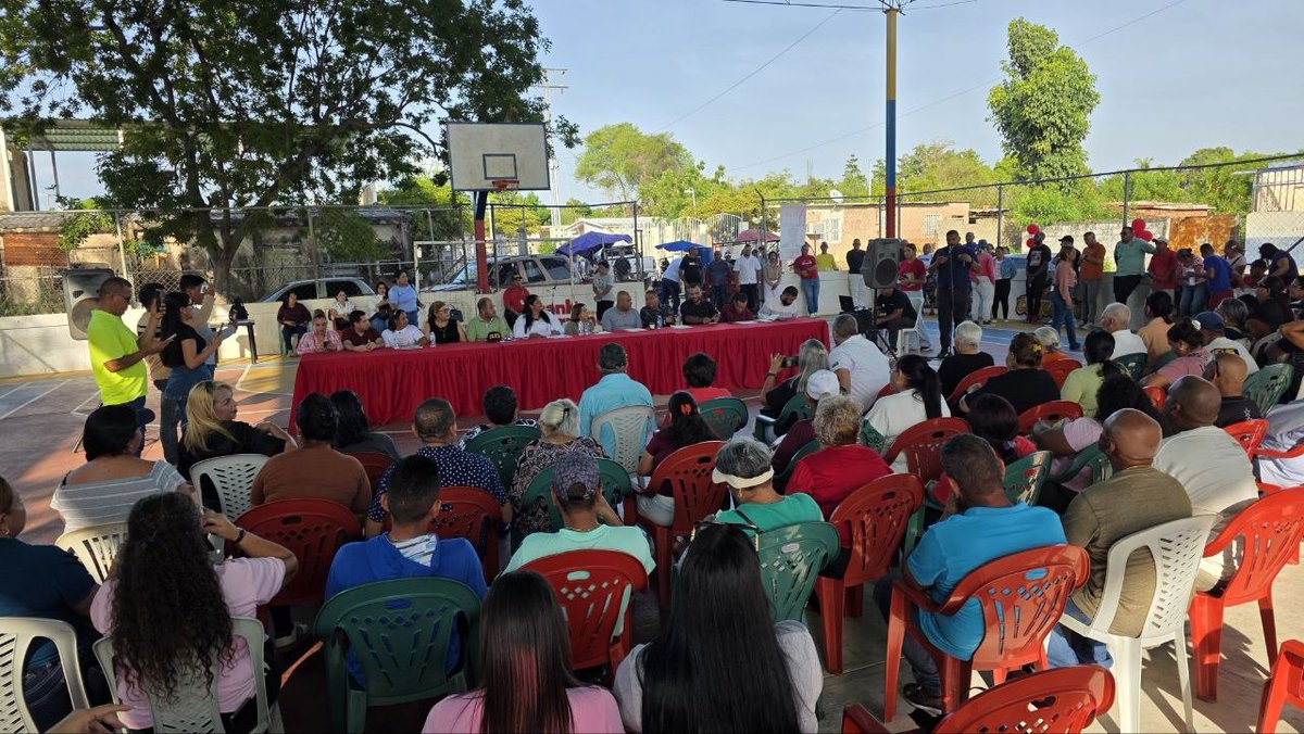 Clezulia's tweet photo. Cabimas activo con el Anteproyecto de Ley de Transferencia al Poder Popular
Voceros de comunas, movimientos sociales y habitantes; participan en mesas de trabajo donde enriquecieron la Reforma a la Ley de Transferencia al Poder Popular.
Mas información en https://t.co/wgxOE40P4R https://t.co/qjaVYgQXnS