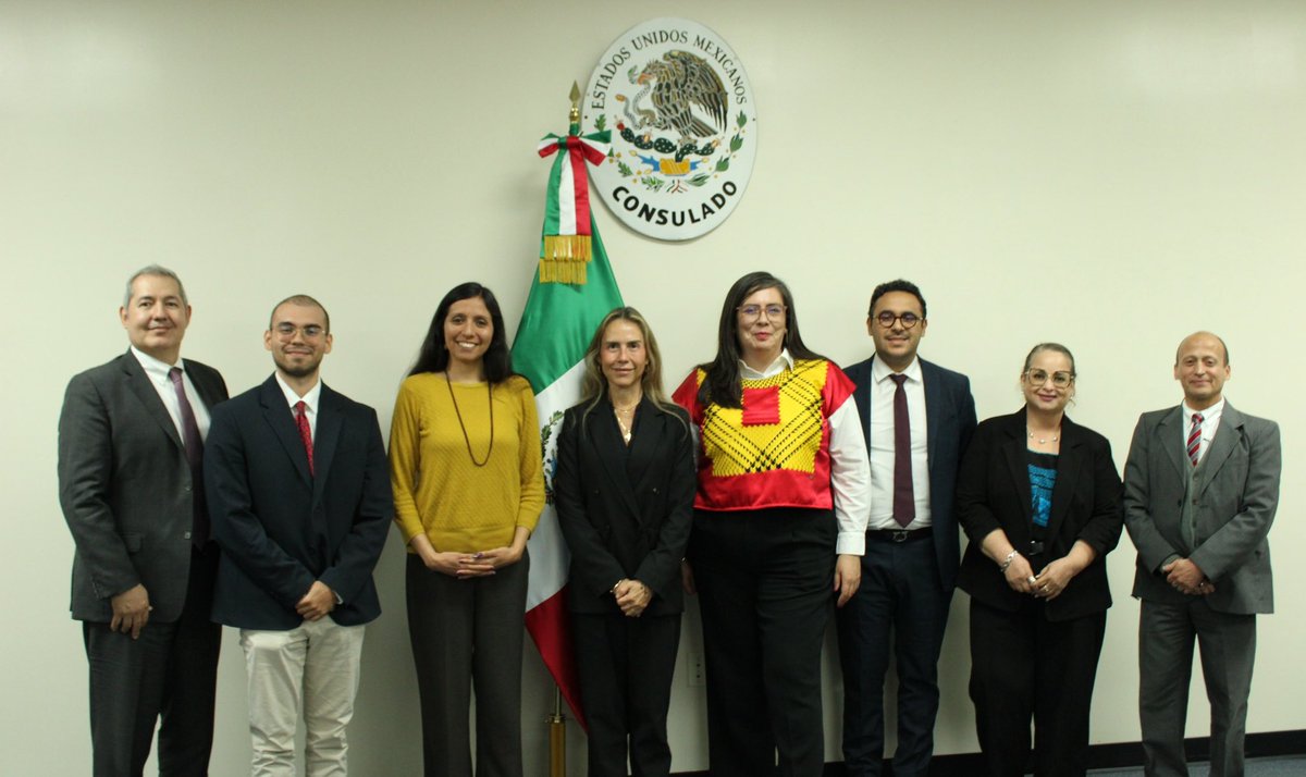 ConsulMexRlm's tweet photo. El Colegio del Notariado Mexicano sostuvo un diálogo con organizaciones comunitarias de Carolina del Norte y Sur en la sede del Consulado General de México en Raleigh, con el objetivo de fortalecer la colaboración y acercar información útil a nuestra comunidad. 🇲🇽🇺🇸 https://t.co/QPAIpv3ugu