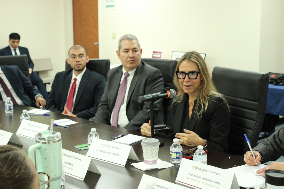 ConsulMexRlm's tweet photo. El Colegio del Notariado Mexicano sostuvo un diálogo con organizaciones comunitarias de Carolina del Norte y Sur en la sede del Consulado General de México en Raleigh, con el objetivo de fortalecer la colaboración y acercar información útil a nuestra comunidad. 🇲🇽🇺🇸 https://t.co/QPAIpv3ugu