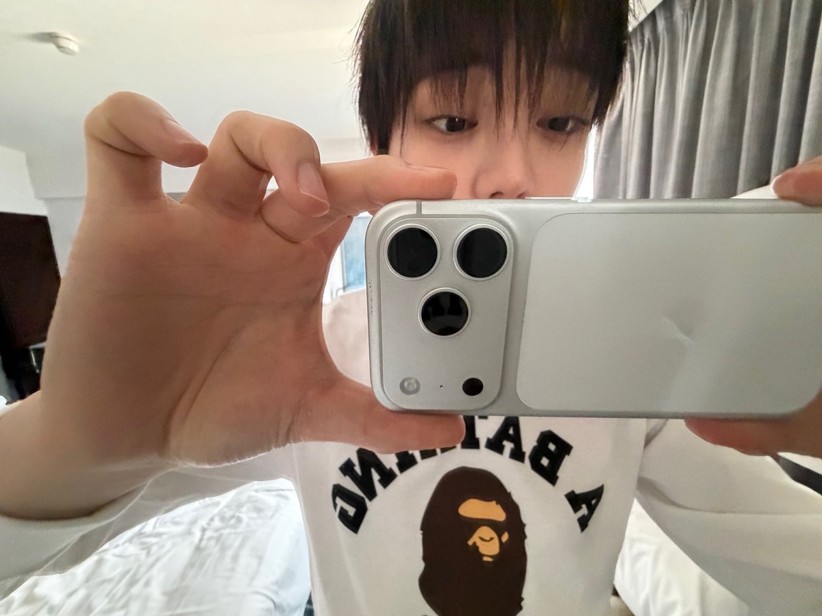 ohyulchocolate's tweet photo. those iPhone users in the mirror

#ShottieSelcaDay #SSD #LNGSHOT 
#롱샷 @LNGSHOT4sho #OHYUL https://t.co/ku6vrVqED5