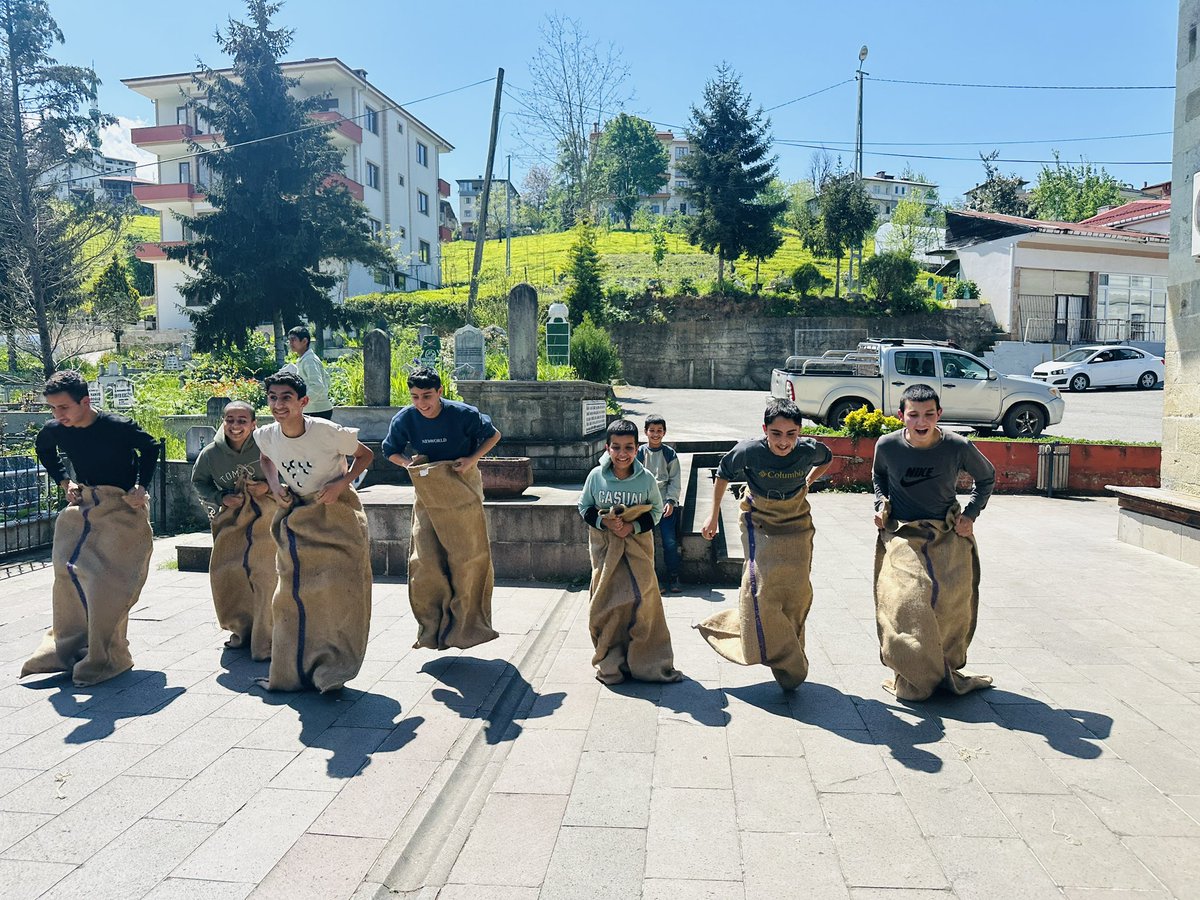 GSB_OFGM's tweet photo. Bugünkü adresimiz Gürpınar Erkek Kur’an Kursu. 🤍

Oyunlar oynandı, bol muhabbet edildi; birlikte güzel anılar biriktirdik. 🌿✨
Samimiyetin ve kardeşliğin hissedildiği çok güzel bir gündü.

#MerkezimHerYerde #GençlikMerkezi #Muhabbet #Kardeşlik https://t.co/obNdZe4Lqn