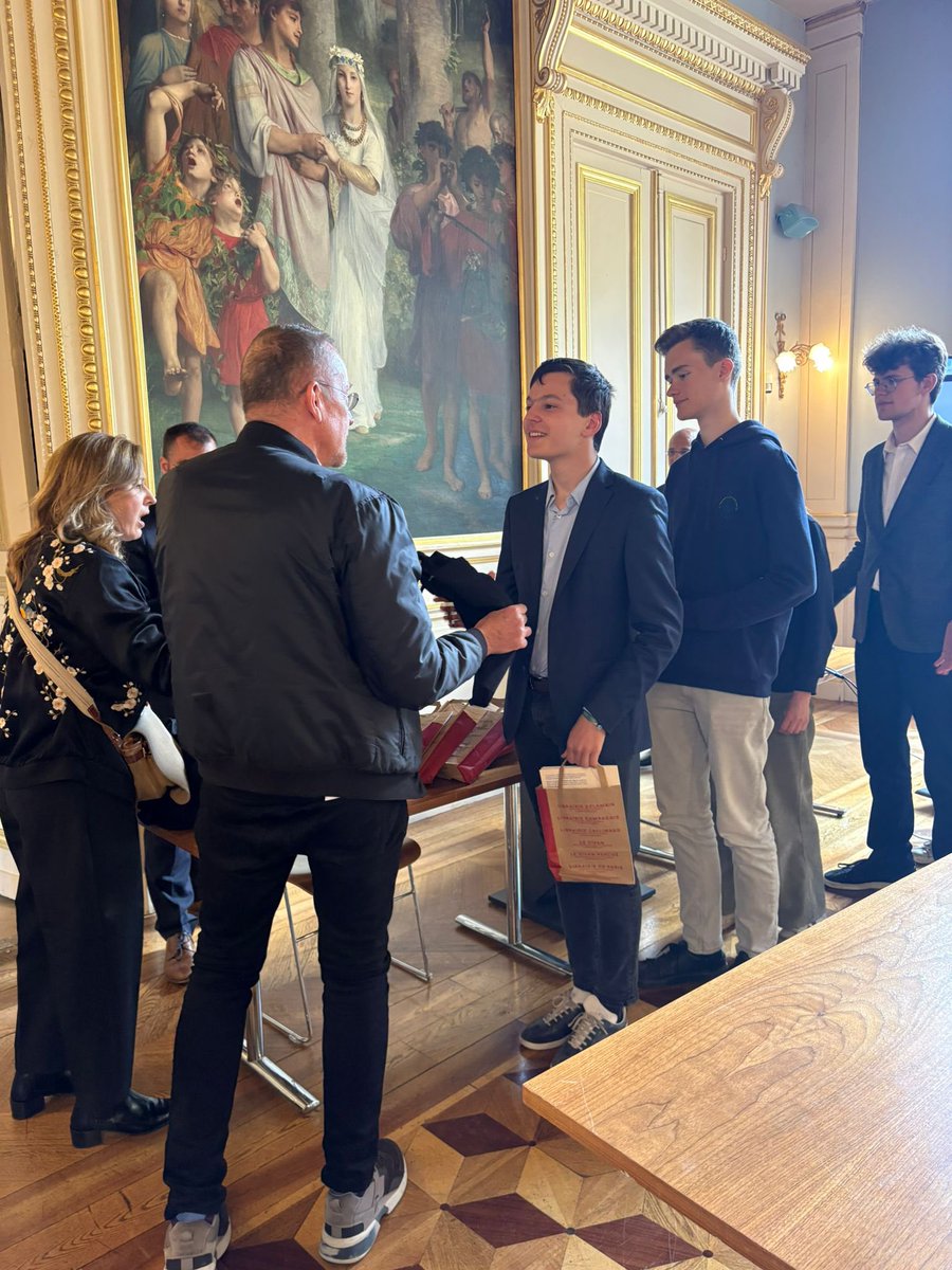 mairie7's tweet photo. #cultureG 🧑‍🎓🎓 Ce matin, la @mairie7 était très heureuse d'accueillir le concours de culture générale organisé pr les élèves du lycée @PCH75007. 
La culture aide à penser, à vivre et à appréhender le monde.
👏🏻Bravo aux élèves pour leur investissement https://t.co/l1dEV7v0Kl