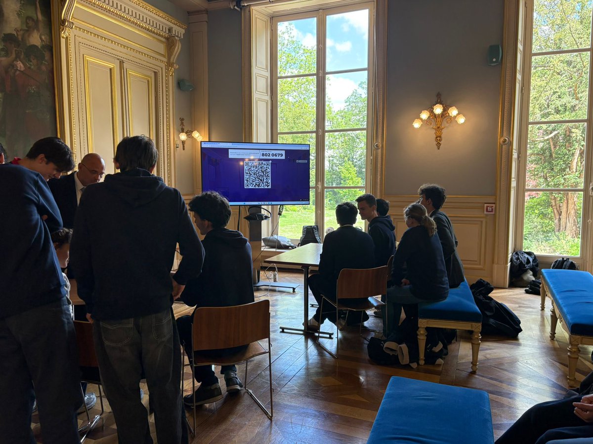 mairie7's tweet photo. #cultureG 🧑‍🎓🎓 Ce matin, la @mairie7 était très heureuse d'accueillir le concours de culture générale organisé pr les élèves du lycée @PCH75007. 
La culture aide à penser, à vivre et à appréhender le monde.
👏🏻Bravo aux élèves pour leur investissement https://t.co/l1dEV7v0Kl