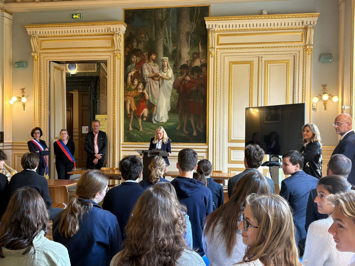 mairie7's tweet photo. #cultureG 🧑‍🎓🎓 Ce matin, la @mairie7 était très heureuse d'accueillir le concours de culture générale organisé pr les élèves du lycée @PCH75007. 
La culture aide à penser, à vivre et à appréhender le monde.
👏🏻Bravo aux élèves pour leur investissement https://t.co/l1dEV7v0Kl