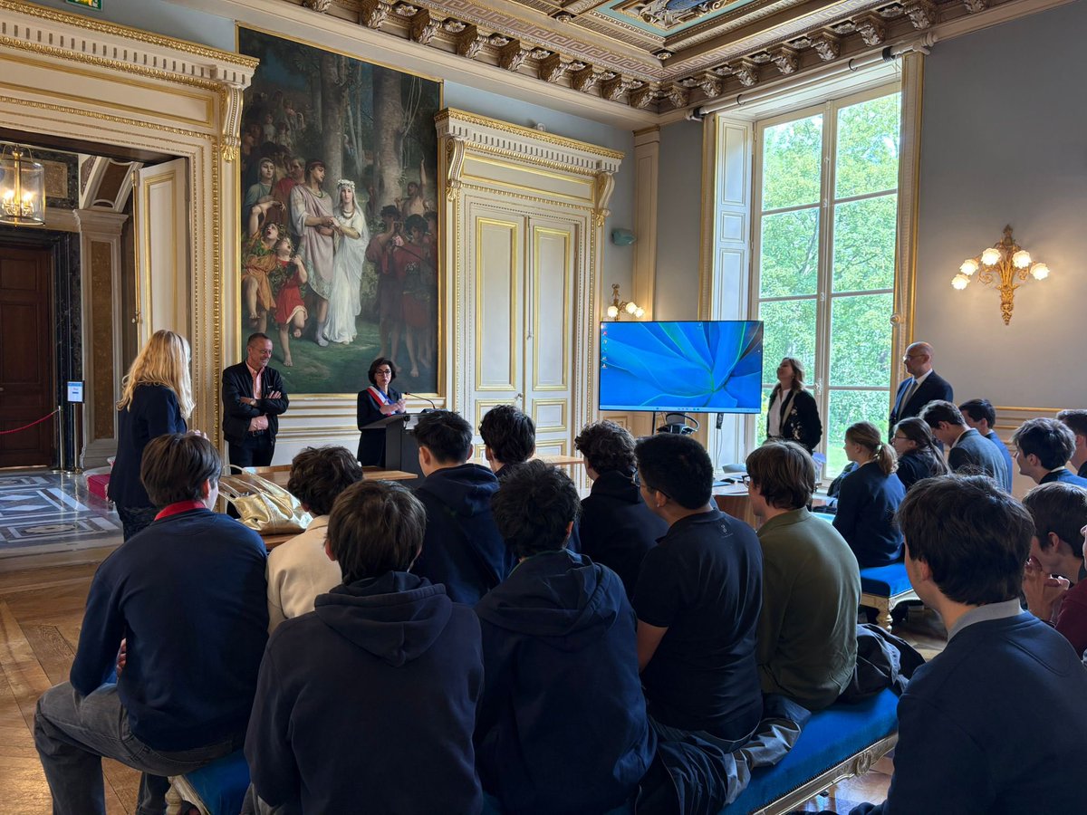 mairie7's tweet photo. #cultureG 🧑‍🎓🎓 Ce matin, la @mairie7 était très heureuse d'accueillir le concours de culture générale organisé pr les élèves du lycée @PCH75007. 
La culture aide à penser, à vivre et à appréhender le monde.
👏🏻Bravo aux élèves pour leur investissement https://t.co/l1dEV7v0Kl
