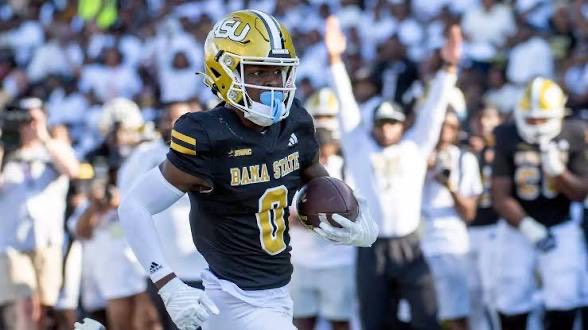 JaDaviousL's tweet photo. Blessed to be offered by ASU!!⚫️🟡 #AGTG @LaBrandonHudson @shelton_felton @24VHSFootball @ChadSimmons_ https://t.co/dLzcehGGgZ