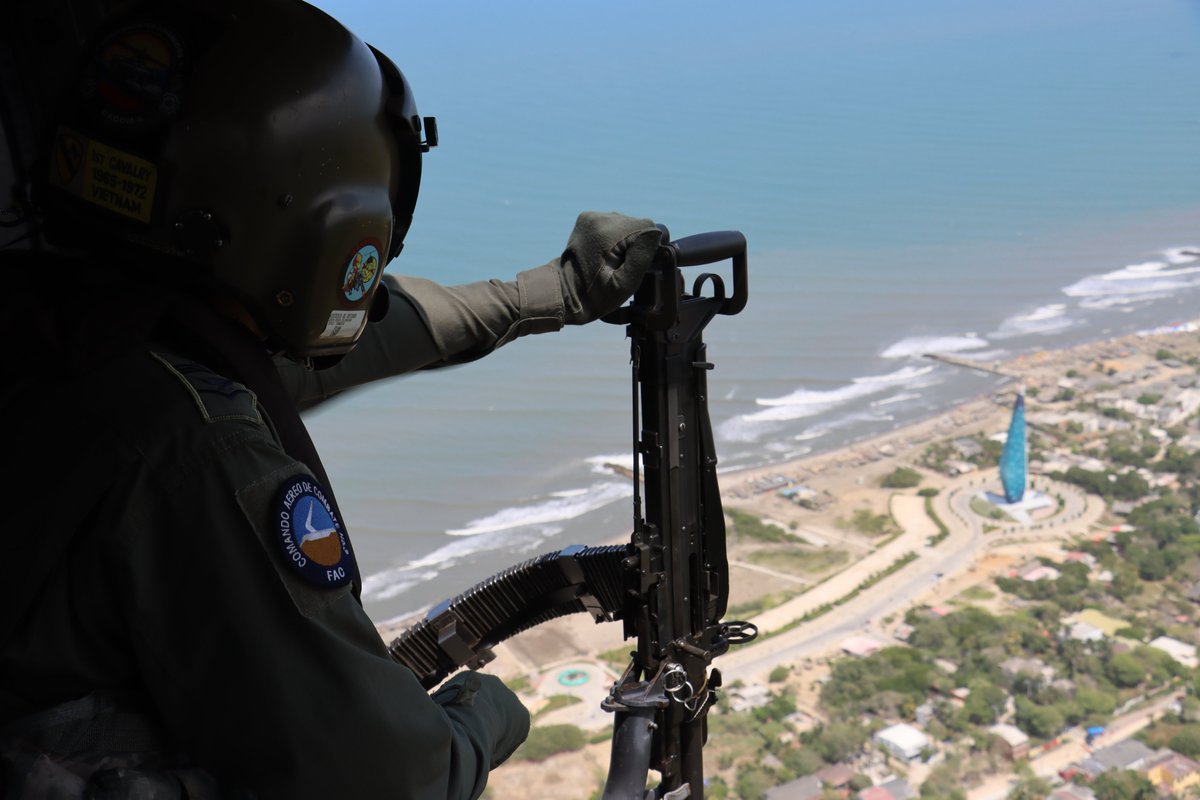FuerzaAereaCol's tweet photo. #FotoDelDía | Desde el aire vigilancia y control permanente en el Caribe. Tripulaciones del Comando Aéreo de Combate No. 3 realizan patrullajes estratégicos para fortalecer la seguridad, proteger a la población y preservar la soberanía en el territorio nacional. 

#SiempreFirmes 
#AdAstra🚀
#SeguridadYDemocracia2026
