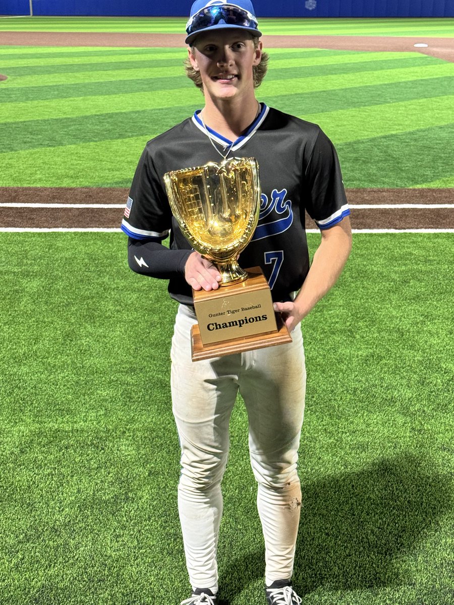 AlexFenner18's tweet photo. Area Champions 🏆
#TPW
@GunterBaseball 
@davidlovell88 
@dulins_dodgers https://t.co/1NTNGRtRUa