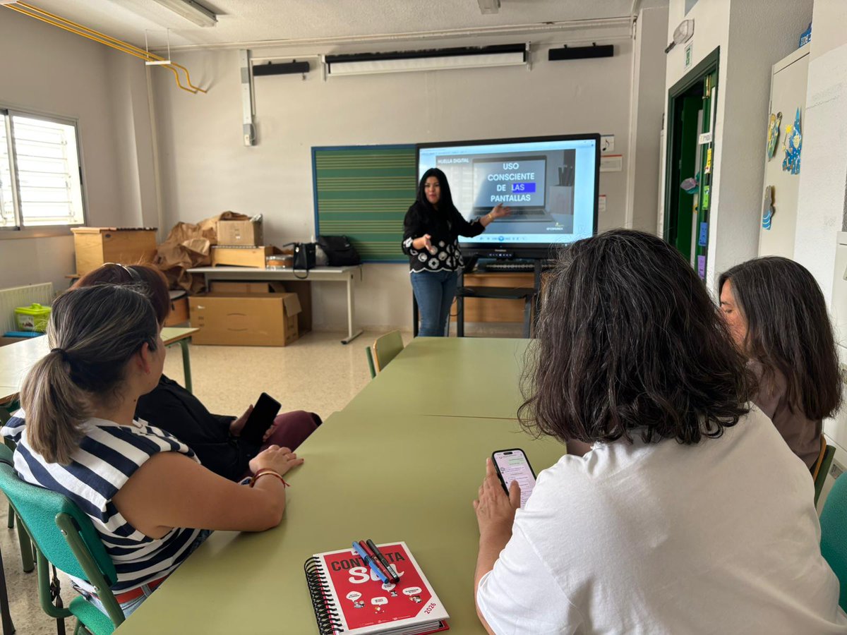 ADERAN_3's tweet photo. Finalizan los talleres con familias, dentro del programa +EQUIDAD, sobre el USO RESPONSABLE DE LAS PANTALLAS. Gracias a Almudena Pérez, tratamos temas como:
- atención dispersa
- creación de hábitos digitales
- rol del adulto digital: creación de límites https://t.co/L04zwxvLCE