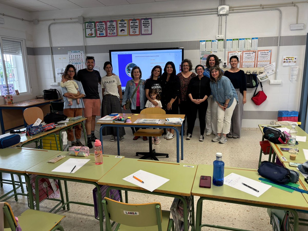 ADERAN_3's tweet photo. Finalizan los talleres con familias, dentro del programa +EQUIDAD, sobre el USO RESPONSABLE DE LAS PANTALLAS. Gracias a Almudena Pérez, tratamos temas como:
- atención dispersa
- creación de hábitos digitales
- rol del adulto digital: creación de límites https://t.co/L04zwxvLCE