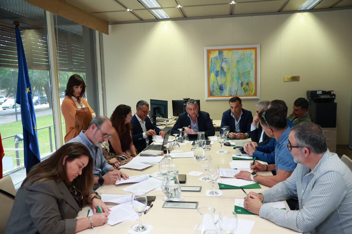 antoniosanz's tweet photo. El Consejo de Gobierno aprueba un nuevo complemento de productividad para los profesionales de EMA @Plan_INFOCA.

Un avance histórico que reconoce la experiencia, la especialización y el compromiso de quienes protegen Andalucía frente a incendios forestales y otras emergencias. https://t.co/PsXv7caVdt