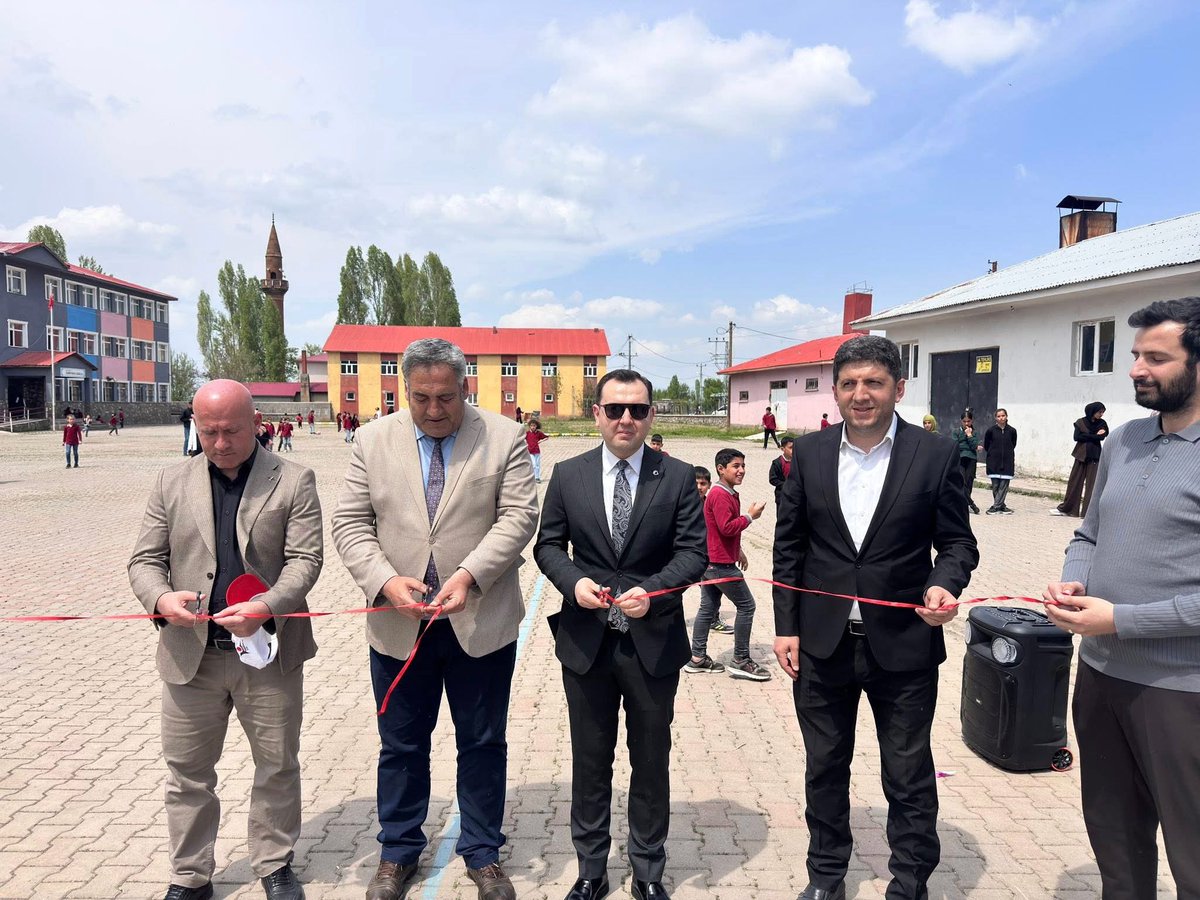 bozyel_necdet's tweet photo. İlçemiz @ESMEPINAROO TÜBİTAK 4006 fuarına, Sn Kaymakamımız İsmail GÜNEY'le katıldık. Çocuklarımızın geleceğe yönelik hayallerini projelerini yerinde gördük.TYMM geleceğe umutla bakmadır. @tcmeb @Yusuf__Tekin @TCMusValiligi @haskoykymkmligi @akadiraltay47 @HaskoyMem 
Hasköy/Muş https://t.co/3q7KYSBRpg