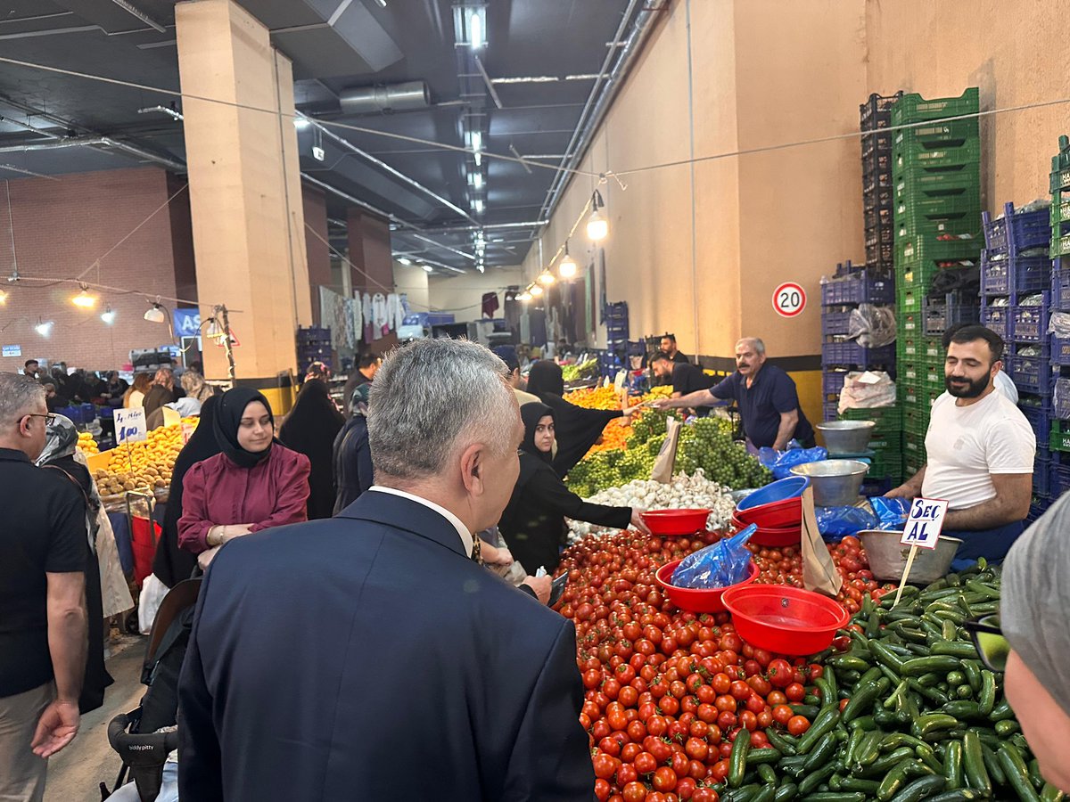EmrullahErkus's tweet photo. 📍Atışalanı Salı Pazarı

Bereketin, emeğin ve samimiyetin adresi olan semt pazarlarımızda pazarcı esnafımızla ve kıymetli hemşehrilerimizle bir araya geldik.
Tezgâh başında alın teri döken esnafımızın gayreti de, alışverişe çıkan vatandaşlarımızın duası da bu şehrin en kıymetli zenginliğidir.

Muhabbetin olduğu yerde birlik, gönül birliğinin olduğu yerde bereket vardır. Esenler’imizde bu bağı güçlendirmeye devam ediyoruz.