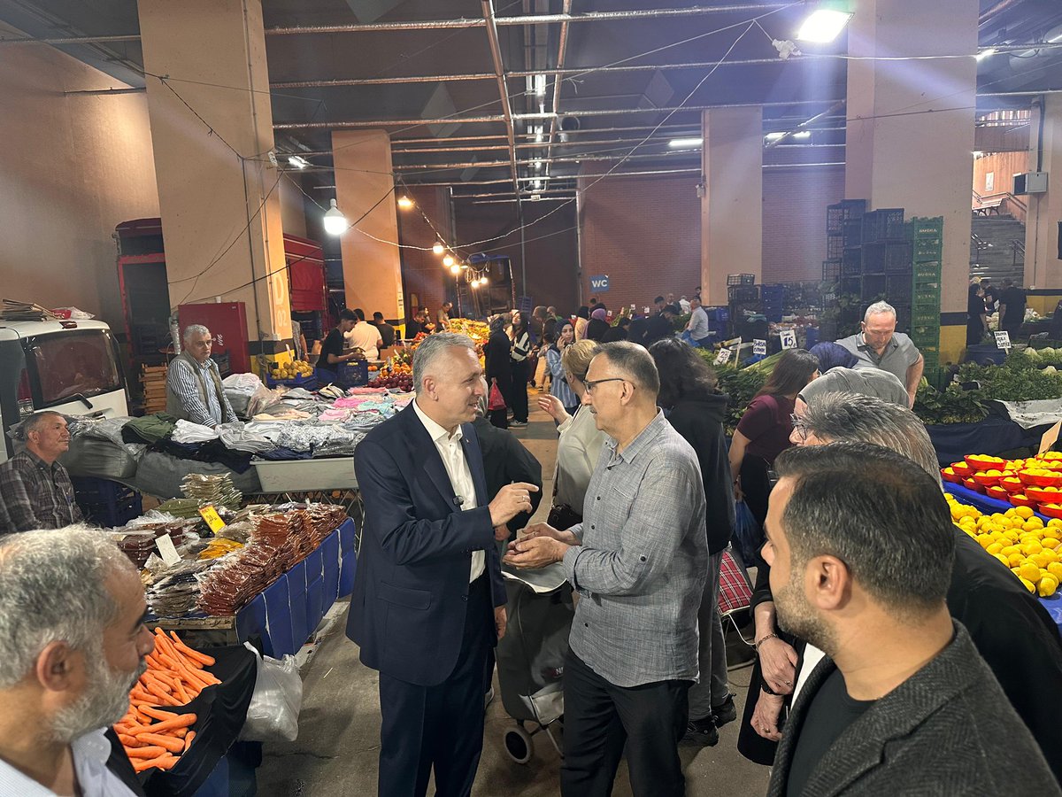 EmrullahErkus's tweet photo. 📍Atışalanı Salı Pazarı

Bereketin, emeğin ve samimiyetin adresi olan semt pazarlarımızda pazarcı esnafımızla ve kıymetli hemşehrilerimizle bir araya geldik.
Tezgâh başında alın teri döken esnafımızın gayreti de, alışverişe çıkan vatandaşlarımızın duası da bu şehrin en kıymetli zenginliğidir.

Muhabbetin olduğu yerde birlik, gönül birliğinin olduğu yerde bereket vardır. Esenler’imizde bu bağı güçlendirmeye devam ediyoruz.