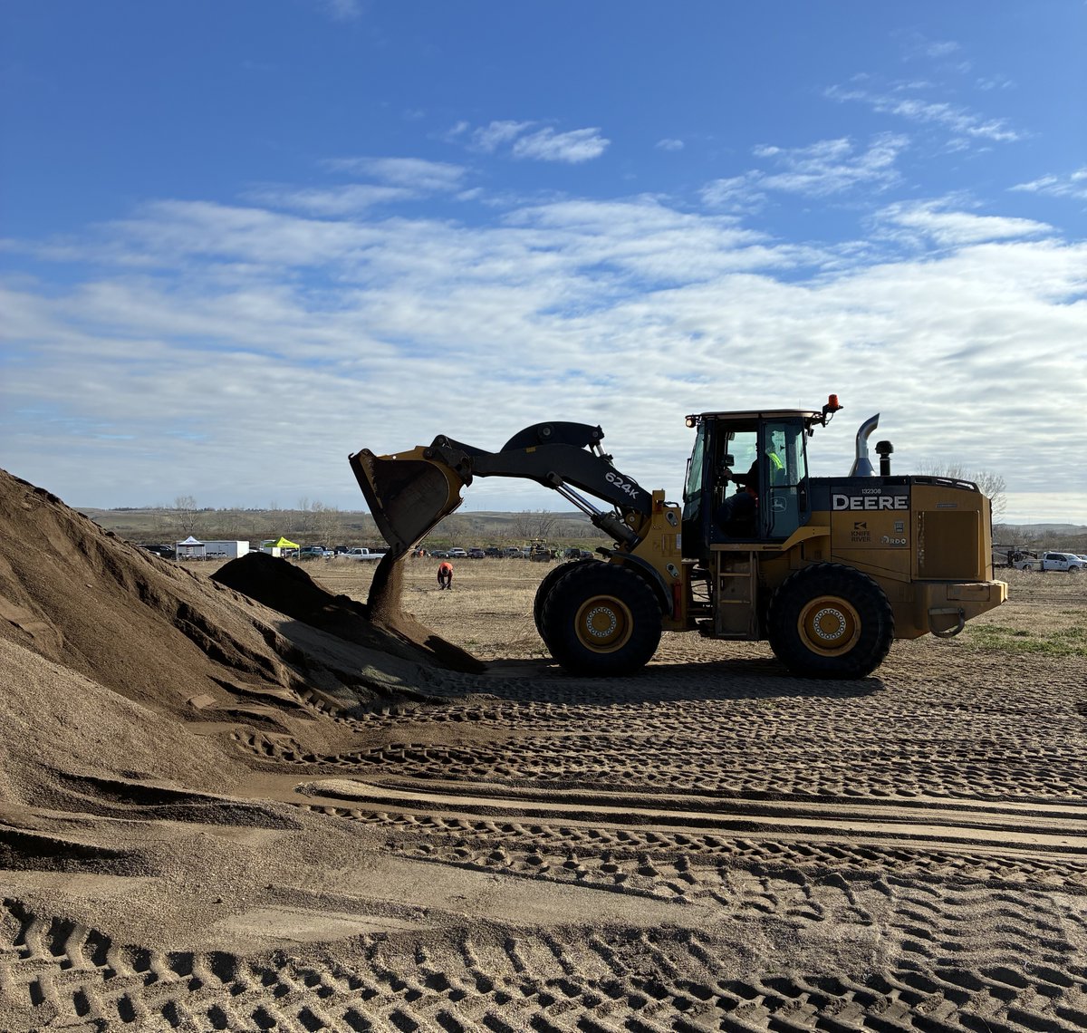 theaedfdn's tweet photo. The AED Foundation was proud to participate in the NDCLC Demo Day in Mandan, ND, held in partnership with the @AGCofND. More than 200 students gained hands-on equipment experience and explored career opportunities alongside industry professionals and tech demos. https://t.co/mOGuxQR0fS