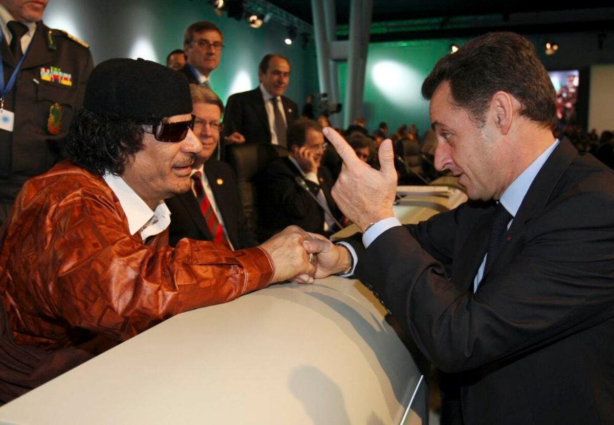 LesVraisFacts's tweet photo. 1/12 🧵⬇️ Long thread ⬇️🧵

Bonsoir à tous, maintenant que le procès de @NicolasSarkozy est terminé et qu’il est bel et bien reconnu coupable, je peux sortir ce thread. Durant de longs mois, j’ai replongé dans l’affaire du financement libyen Sarkozy-Kadhafi.

Entre financements obscurs, palettes d’argent et liens avec des terroristes : quelles sont les magouilles dont Nicolas Sarkozy a usé pour accéder à la présidentielle ? Corruption, mensonges, mort du leader libyen… Ce thread retrace le plus précisément possible cette affaire.

Pour ce faire, je me suis appuyé sur de nombreux articles qui seront dans l’avant-dernier post. Mais je me suis surtout appuyé sur une excellente vidéo de @MaxBellona dont voici le lien :  
🔗 https://t.co/j33M6G8quy

C’est parti ⬇️⬇️🧵🧵

#SarkozyKadhafi #FinancementLibyen #CorruptionPolitique #Justice #Dictateur #Finance