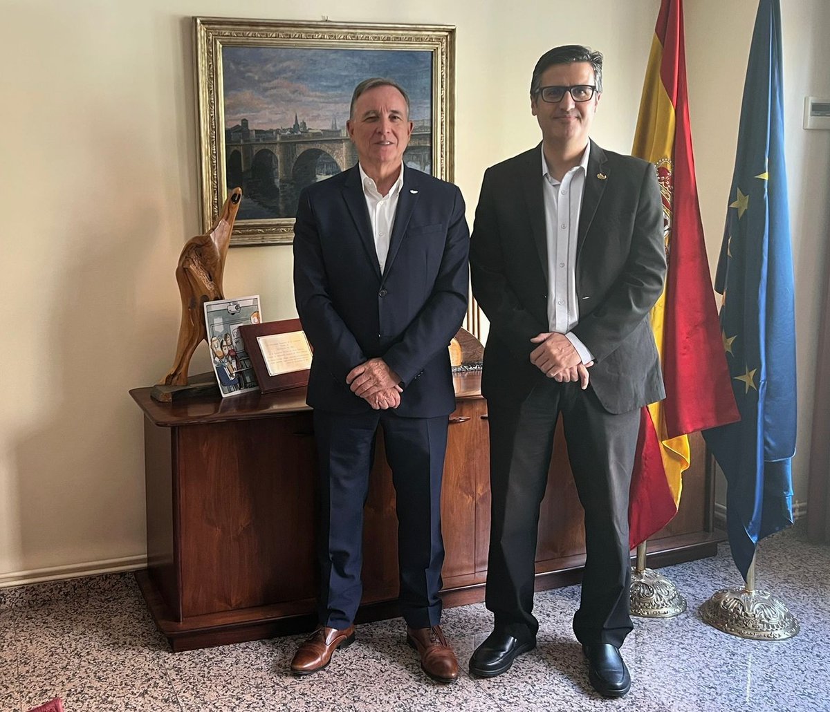 ColegioITOP's tweet photo. El actual Presidente del Colegio de Ingenieros Técnicos de #ObrasPúblicas, Manuel Camacho, y el Presidente saliente, Carlos Dueñas, felicitan a todos los Colegiados el 12 de mayo, Santo Domingo de la #Calzada.
¡Feliz Día de la #IngenieríaCivil!
#SoyCITOP https://t.co/xjFu5rkpB2