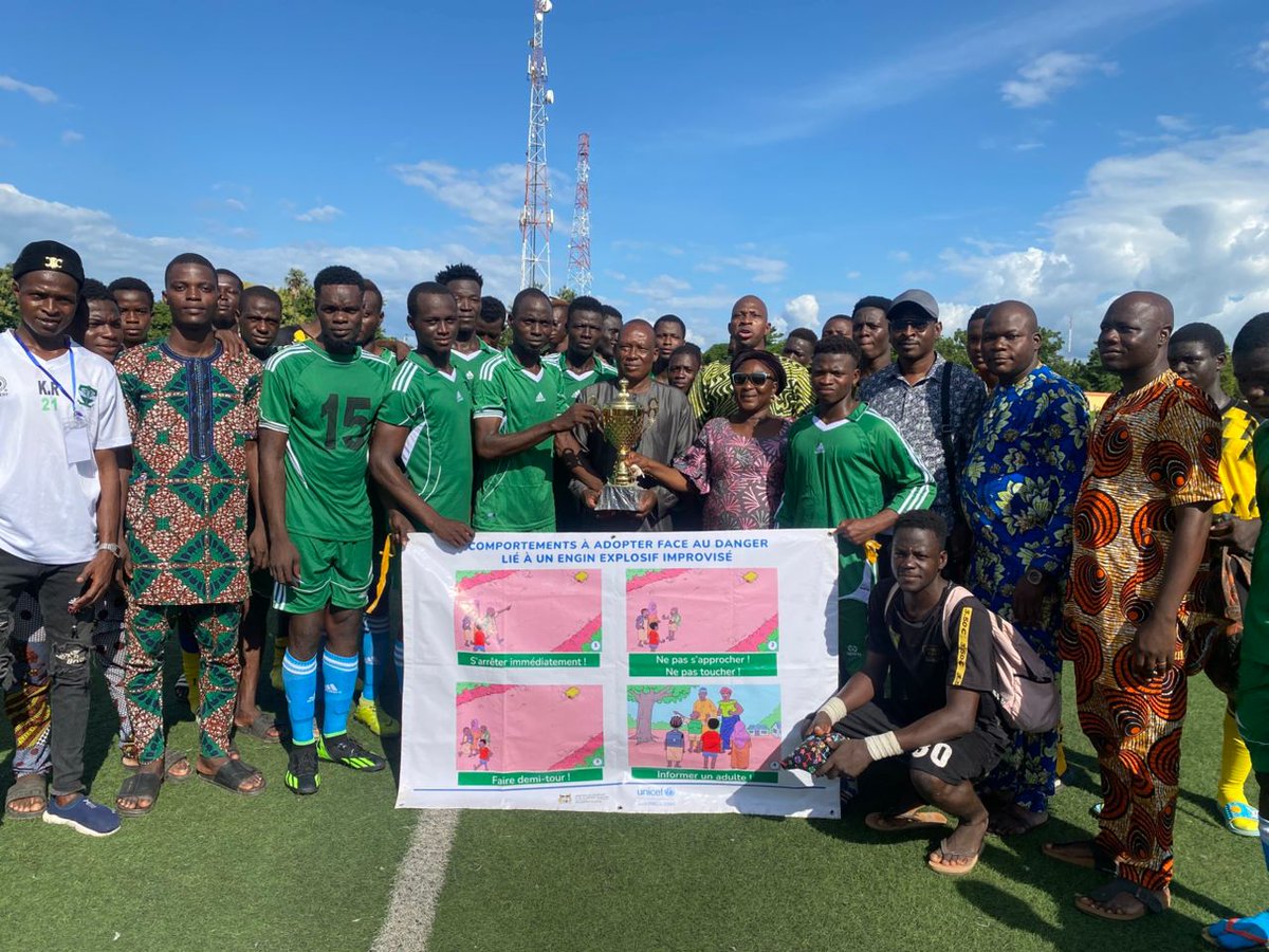 CanadaauBenin's tweet photo. 🇨🇦 ���🇯 En 2025, @CanadaauBenin a fièrement soutenu un projet de réduction de la violence armée au #Bénin. Grâce à @MAGSsaveslives, plus de 13 500 personnes sensibilisées aux risques des engins explosifs et plus de 560 sessions dans 36 villages.

#CanadaAuBénin @DevCanada https://t.co/FzXRqO0oXX