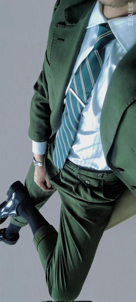 Desuit-tie tweet media
