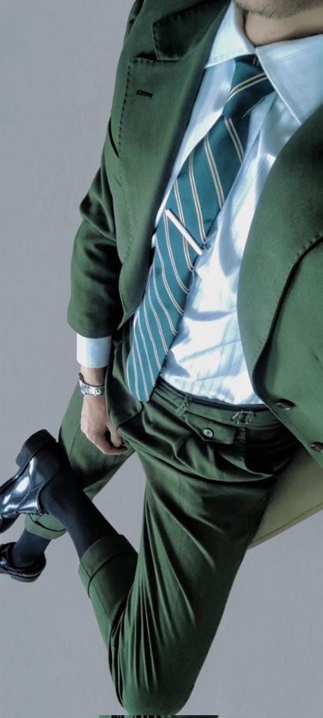 Desuit-tie tweet media