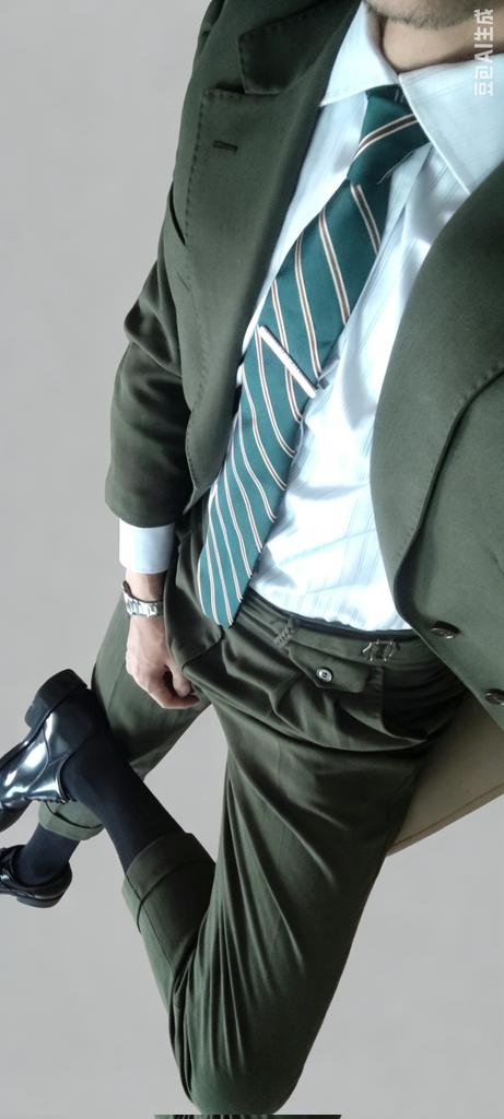 Desuit-tie tweet media