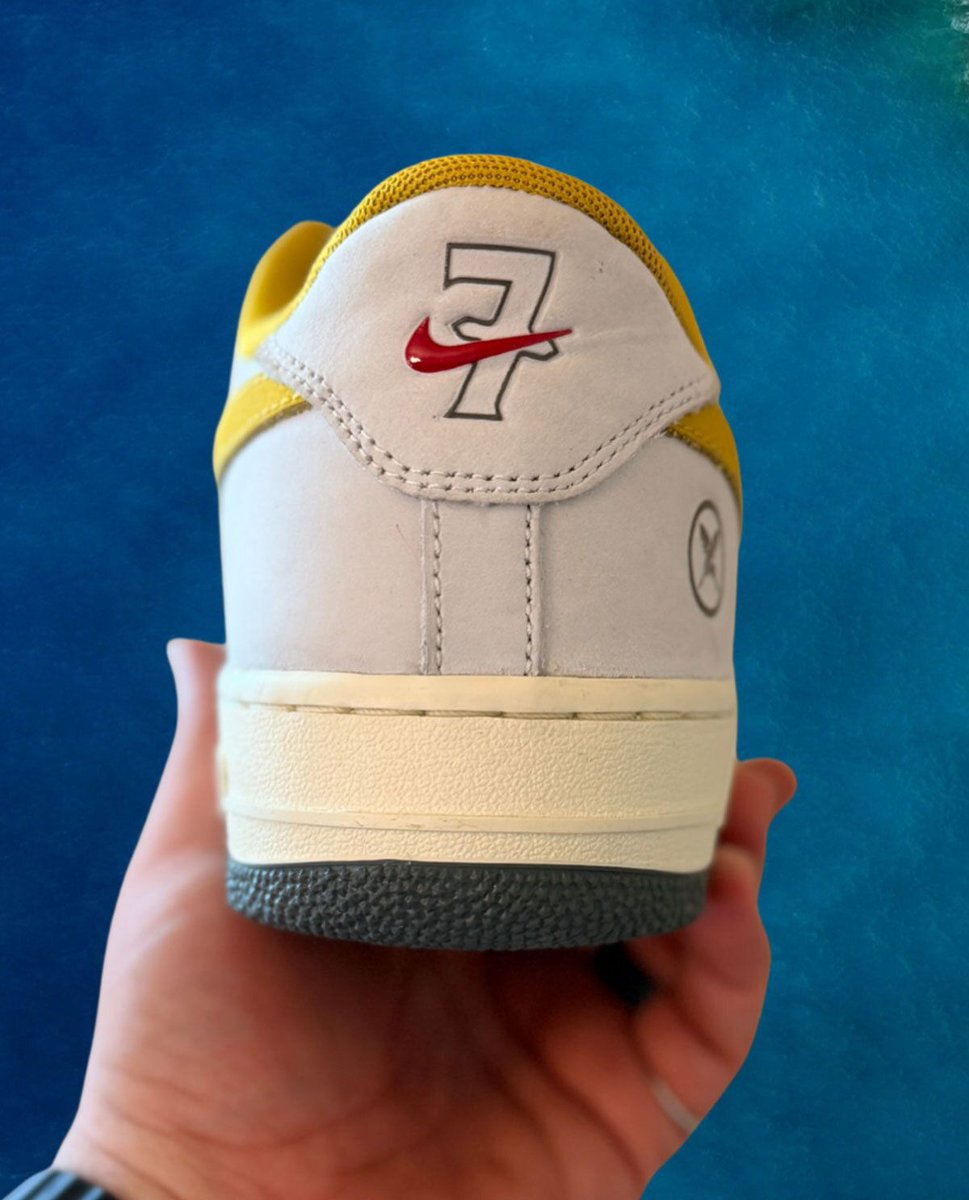 Sneaker News tweet media