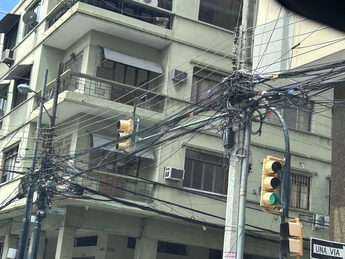 EstebanNoboaC's tweet photo. Todo el centro de Guayaquil paga la contribución por mejoras junto con el Impuesto Predial. Una de esas mejoras, debe ser el soterramiento de todos estos fideos espantosos. 

En ciertas calles ya está hecho, como en Córdova. Hay que insistir en que se haga igual en toda la periferia de la 9 de Octubre.