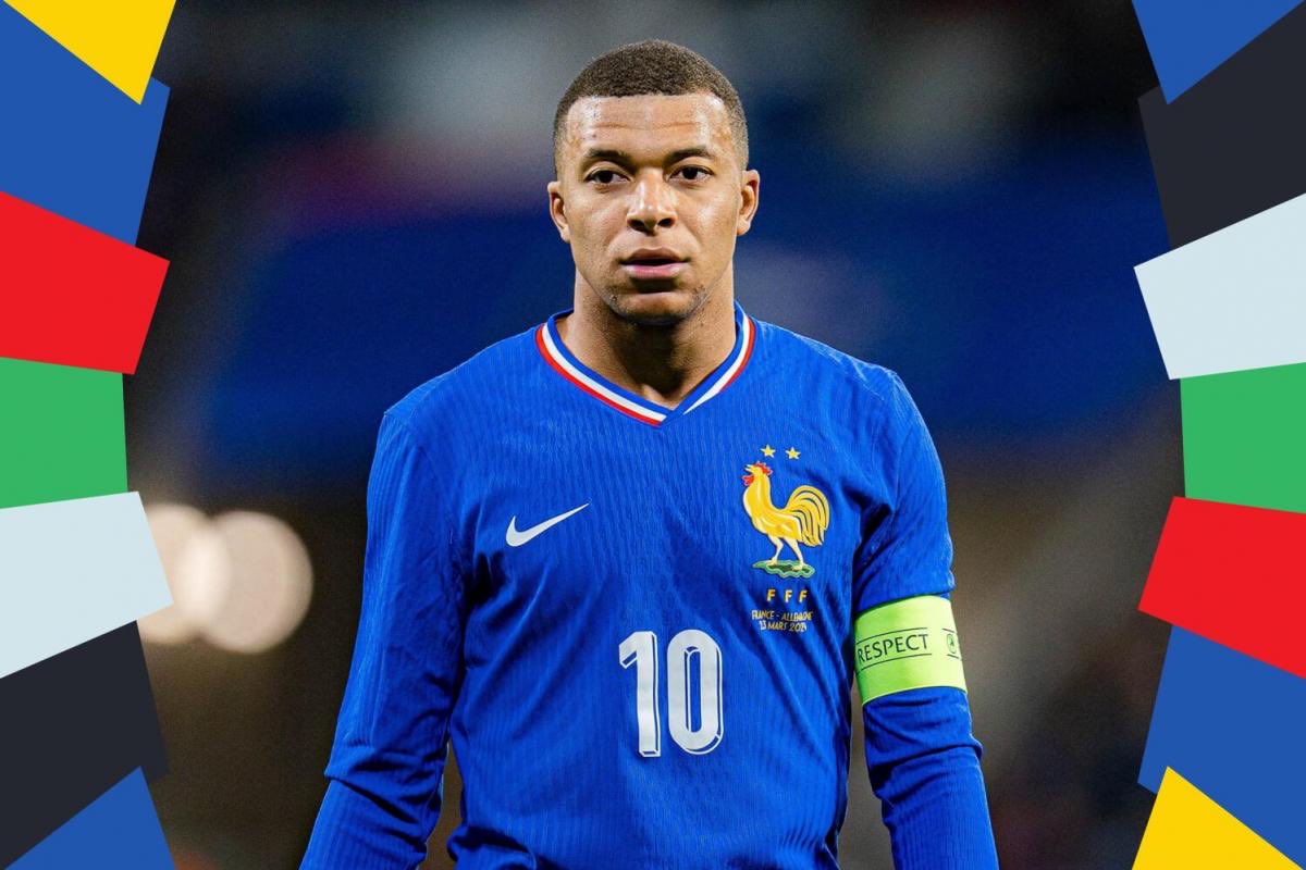 LeZapp_People's tweet photo. 🔴🇫🇷 FLASH | Kylian Mbappé répond à Jordan Bardella et assume être contre le Rassemblement National. 

➡️ Alors que Jordan Bardella avait taclé l’attaquant en l’accusant d’être un « millionnaire qui donne des leçons aux Français qui gagnent 1 450 ou 1 500 euros par mois », après qu’il se soit opposé publiquement à l’extrême droite lors des législatives de 2024, Kylian Mbappé a été relancé sur le sujet dans une interview accordée à Vanity Fair ce mardi 12 mai.

« Tu peux être un footballeur, une star internationale, mais avant tout, tu es un citoyen. Nous ne sommes pas déconnectés du monde, ni de ce que vit notre pays. Les gens pensent parfois que parce que tu as de l’argent, parce que tu es célèbre, ces problèmes ne te touchent pas. Mais cela me touche, parce que je sais ce que ça signifie, et je sais ce qui peut arriver à mon pays si ces gens-là prennent le pouvoir. Nous sommes des citoyens. Nous avons le droit de donner notre opinion, comme tout le monde. »

Qu’en pensez-vous ?