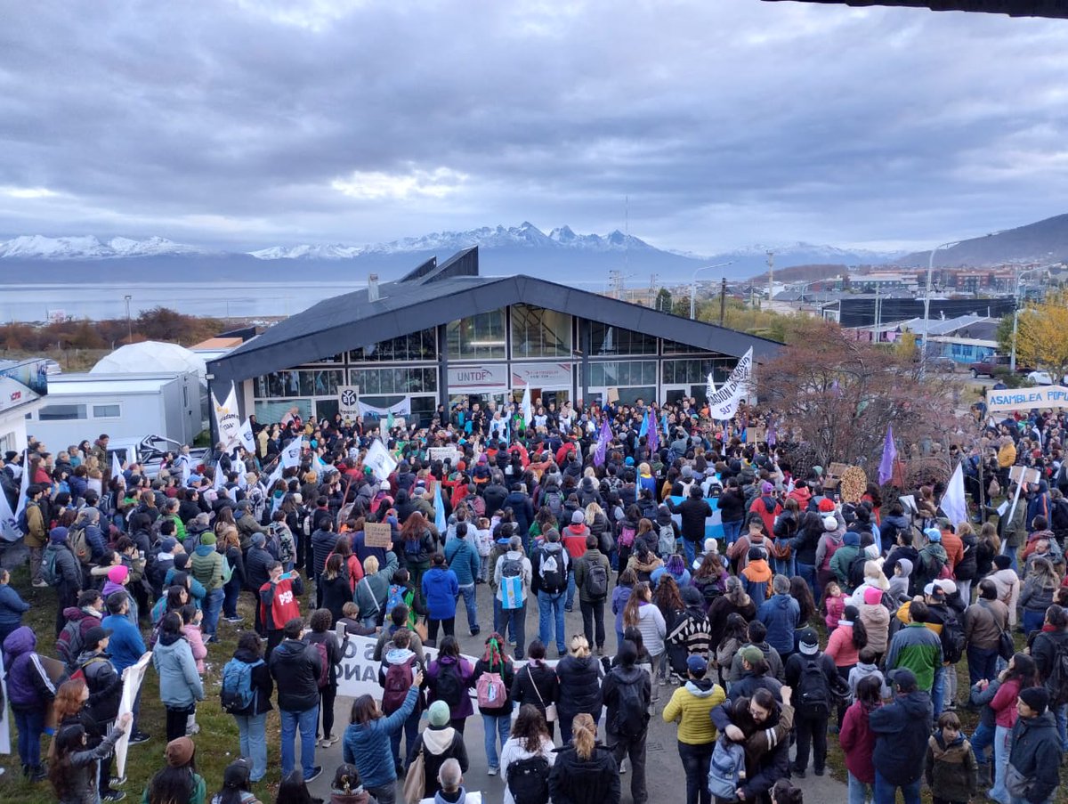 WalterVuotoTDF's tweet photo. La educación pública se defiende. Siempre.
No hay desarrollo local sin universidades públicas, gratuitas y de calidad.

En Tierra del Fuego AIAS, la educación superior no es un privilegio: es una herramienta de inclusión, arraigo y futuro. Miles de jóvenes fueguinos pueden estudiar, crecer y construir su proyecto de vida en nuestra provincia gracias a la universidad pública, evitando tener que irse para buscar oportunidades lejos de sus familias y su tierra.

Defender la universidad pública es defender el derecho a soñar, a formarse y a construir una Tierra del Fuego con más oportunidades para todos y todas.

No están recortando presupuesto. Están cortando el futuro.