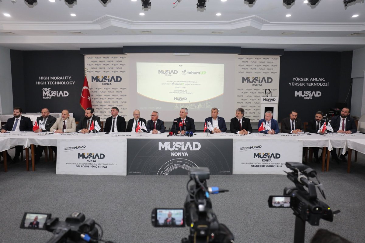 MUSIADKonya's tweet photo. Başkanımız Sn. Osman Ulular’ın takdimiyle, Konya’nın girişimcilik ekosistemine yeni bir soluk kazandıracak TohumUP projemizin lansmanını gerçekleştirdik.

MÜSİAD Konya olarak; şehrimizin üretim gücüne, istihdamına, ihracatına ve girişimcilik vizyonuna katkı sunmayı önemli bir sorumluluk olarak görüyoruz.

TohumUP ile yenilikçi fikirleri, büyüme potansiyeli taşıyan girişimleri ve güçlü projeleri; yatırımcılar, mentorlar ve iş dünyasının tecrübesiyle buluşturmayı hedefliyoruz.

Yerel girişimleri ulusal başarılara dönüştürmek, ulusal başarıları ise dünyaya açmak amacıyla çıktığımız bu yolculuğun Konya’mıza ve girişimcilik ekosistemimize hayırlı olmasını diliyoruz.

Projenin hayata geçirilmesinde emeği bulunan tüm paydaşlarımıza ve lansman programımıza katılım sağlayan kıymetli basın mensuplarımıza teşekkür ediyoruz. 
@tohumup @osmanulular @musiad