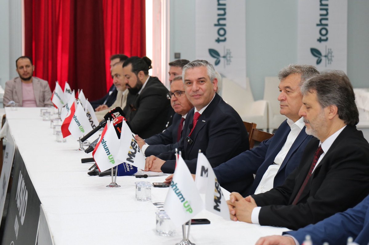 MUSIADKonya's tweet photo. Başkanımız Sn. Osman Ulular’ın takdimiyle, Konya’nın girişimcilik ekosistemine yeni bir soluk kazandıracak TohumUP projemizin lansmanını gerçekleştirdik.

MÜSİAD Konya olarak; şehrimizin üretim gücüne, istihdamına, ihracatına ve girişimcilik vizyonuna katkı sunmayı önemli bir sorumluluk olarak görüyoruz.

TohumUP ile yenilikçi fikirleri, büyüme potansiyeli taşıyan girişimleri ve güçlü projeleri; yatırımcılar, mentorlar ve iş dünyasının tecrübesiyle buluşturmayı hedefliyoruz.

Yerel girişimleri ulusal başarılara dönüştürmek, ulusal başarıları ise dünyaya açmak amacıyla çıktığımız bu yolculuğun Konya’mıza ve girişimcilik ekosistemimize hayırlı olmasını diliyoruz.

Projenin hayata geçirilmesinde emeği bulunan tüm paydaşlarımıza ve lansman programımıza katılım sağlayan kıymetli basın mensuplarımıza teşekkür ediyoruz. 
@tohumup @osmanulular @musiad