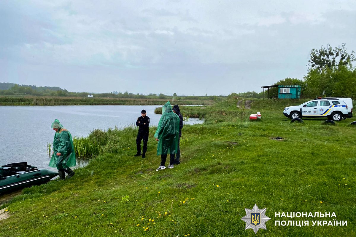 NPU_GOV_UA's tweet photo. ❗️ Сім днів — жодної звістки: на Рівненщині тривають масштабні пошуки 15-річного Романа Кирилюка 

Якщо ви бачили Романа Кирилюка або знаєте, де він може перебувати, негайно повідомте за телефонами:
 (067) 701 88 72
 (067) 495 29 59
 (066) 517 36 47
або на спецлінію 112. https://t.co/QQ4CQFOimD