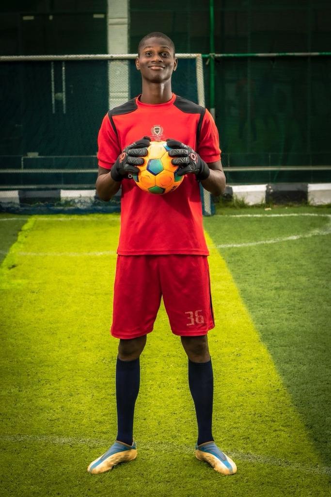 BolajiBale12's tweet photo. Jackson Enabodje shines for Dosu Joseph FC 🧤⚽

The SS3 WAEC student impressed in goal against TOMA FC at the Legacy Pitch during the ongoing NLO, showing great command of his area and making several brilliant saves.

A promising young goalkeeper with a bright future ahead. 🇳🇬🌟 https://t.co/NofH8CdgWO
