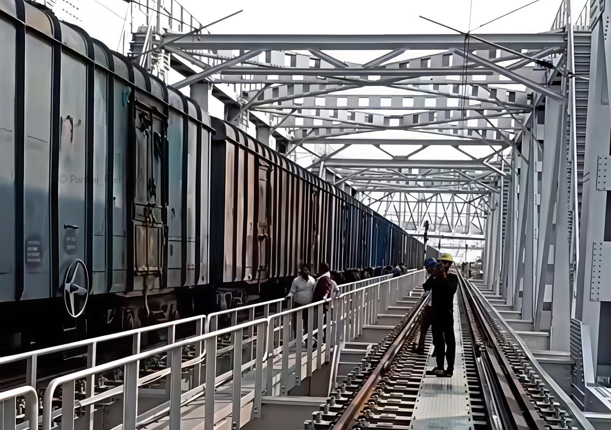 PankajRailFan's tweet photo. आज मोकामा में गंगा नदी पर बने, नवनिर्मित दोहरी लाइन वाले रेलवे ब्रिज पर मालगाड़ी चलाकर लोड का परीक्षण किया गया।
#Mokama #RajendraPul https://t.co/e1s1vTtSZp