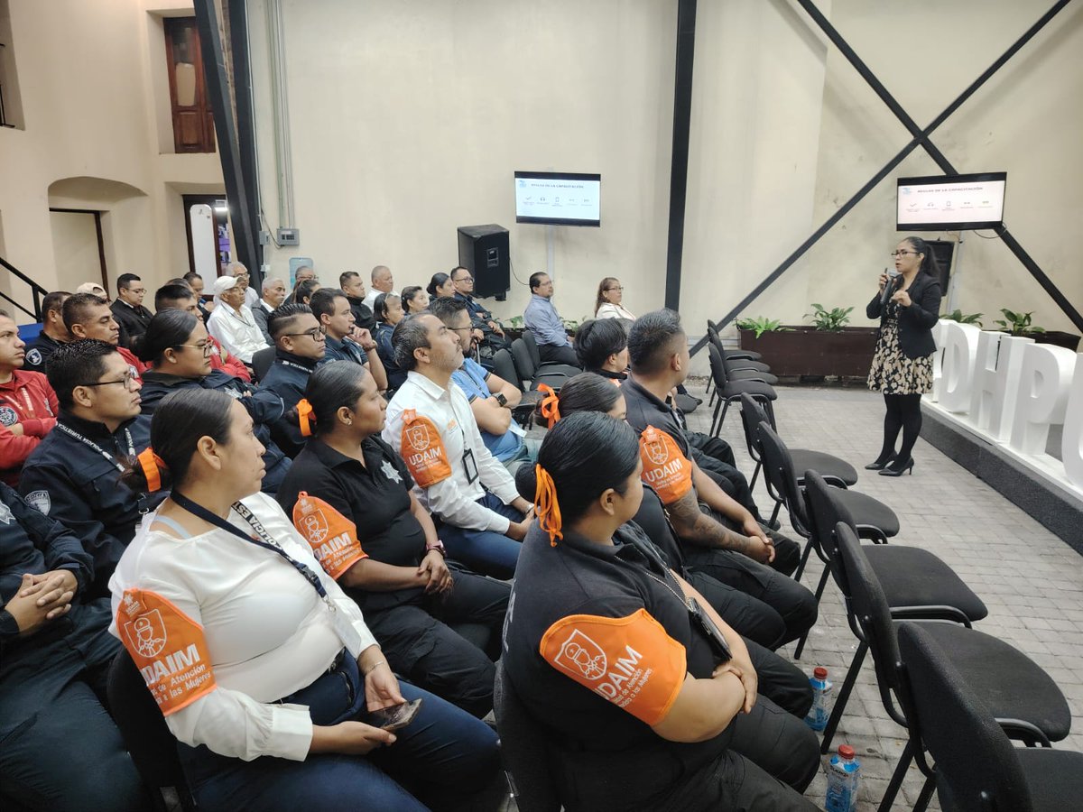 SSPGobPue's tweet photo. Personal de la Unidad de Atención Inmediata a las Mujeres (UDAIM) participó en una capacitación sobre los “Derechos de Niñas, Niños y Adolescentes”, impartida en coordinación con la @CDHPuebla, con el propósito de fortalecer conocimientos para un acercamiento más sensible e integral. 🧡

A través de estos espacios formativos se refuerzan herramientas orientadas a la protección de las infancias y adolescencias, promoviendo entornos de respeto y atención con perspectiva de derechos.  

Desde el @Gob_Puebla se fortalecen capacidades institucionales para brindar una atención más cercana y humana. 🤝