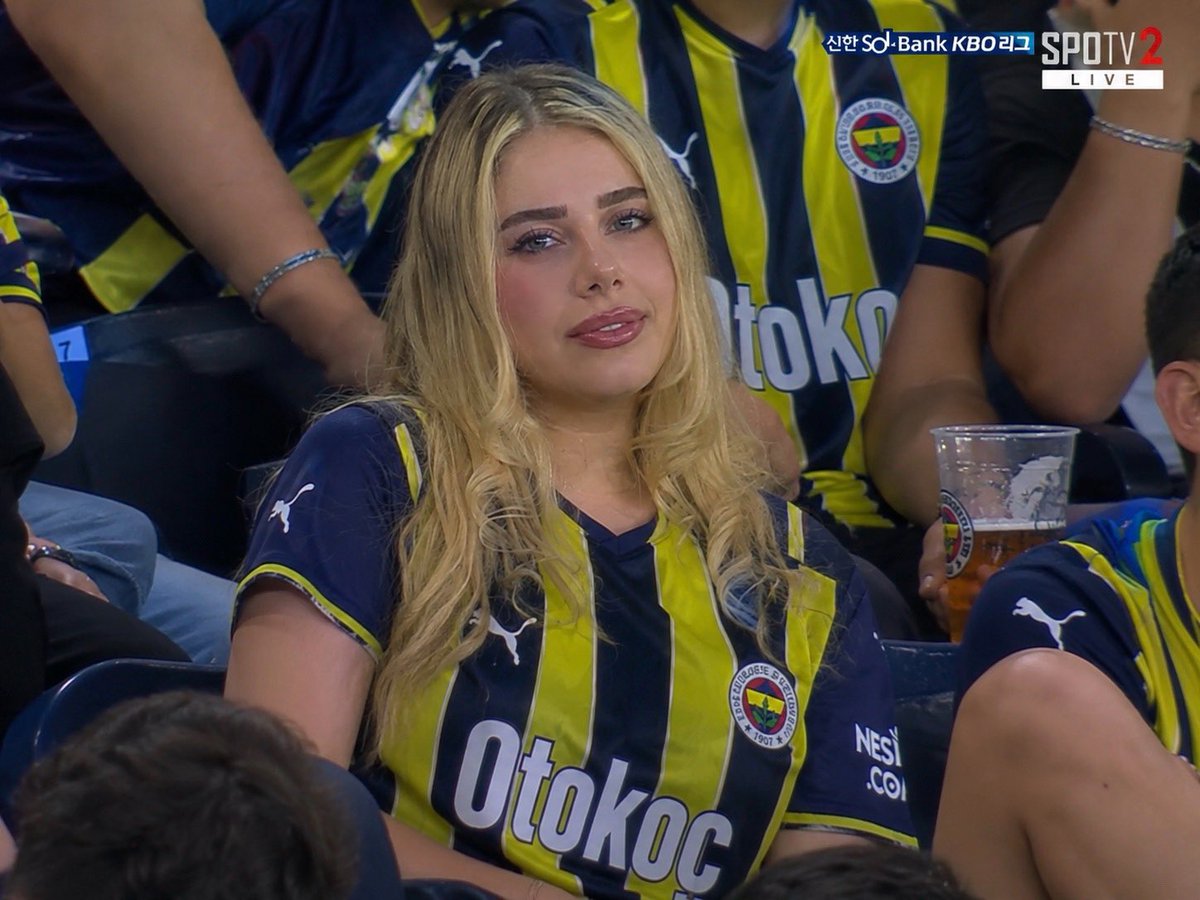 busbutmimi's tweet photo. fenerbahceden baska takim tutma sansimiz yokmus zaten..sadakat diyince bizdirr💛💙🫡 https://t.co/RErF3Otcyj