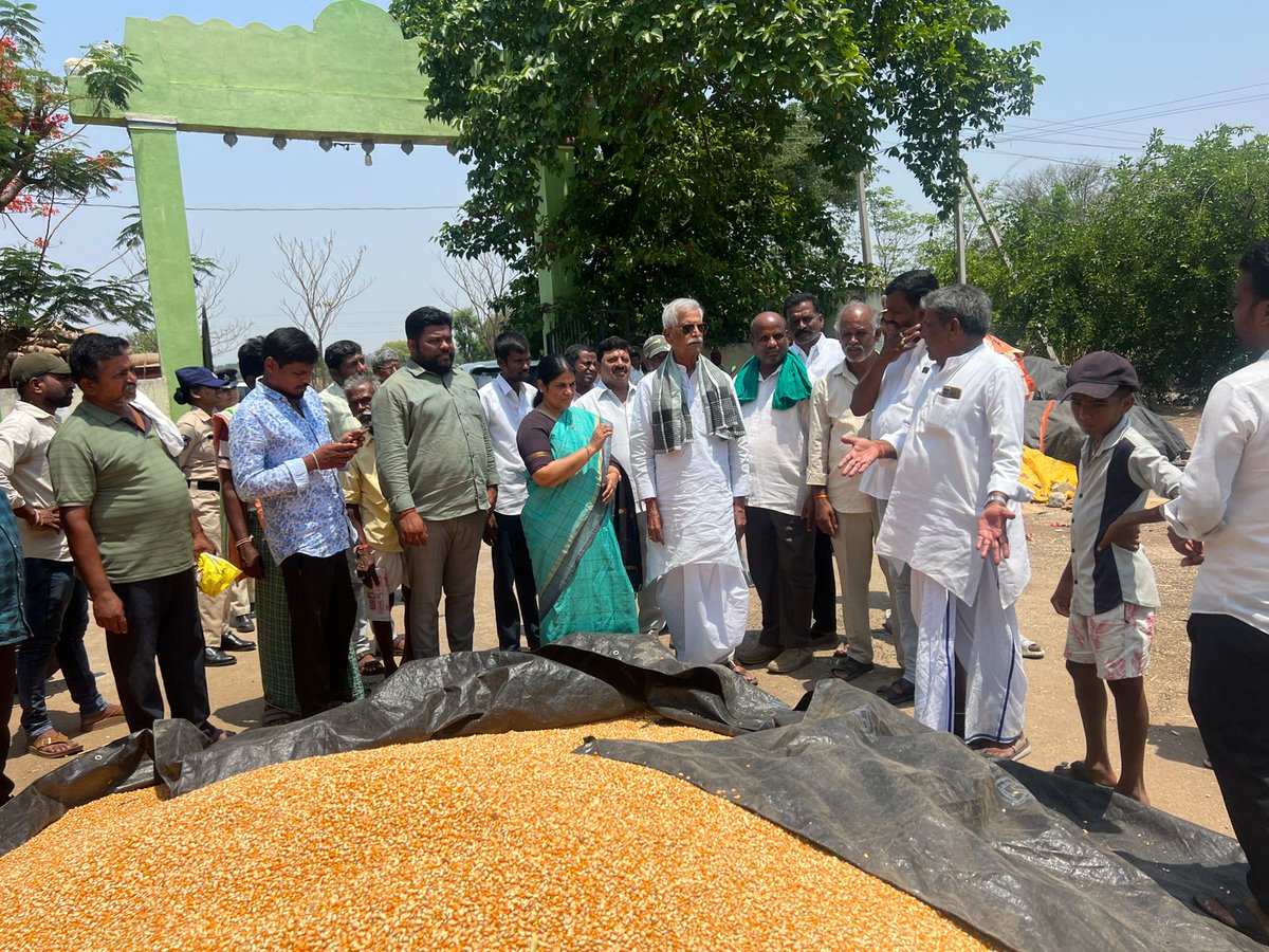 MKodandaReddy's tweet photo. మెదక్, సిద్దిపేట జిల్లాల్లో పలు కొనుగోలు కేంద్రాలను సందర్శించిన వ్యవసాయ మరియు రైతు సంక్షేమ కమిషన్ చైర్మన్ శ్రీ కోదండ రెడ్డి గారు మరియు సభ్యులు శ్రీమతి మరికంటి భవన్ రెడ్డి గారు. 

చేగుంట మండలం కర్నాటిపల్లి వరి కొనుగోలు కేంద్రాన్ని, అలాగే మీడిదొడ్డి వ్యవసాయ మార్కెట్‌లోని మొక్కజొన్న మరియు పొద్దుతిరుగుడు కొనుగోలు కేంద్రాలను విజిట్ చేశారు.

ఈ సందర్భంగా రైతులతో మరియు అధికారులతో మాట్లాడి, రైతులు ఎదుర్కొంటున్న సమస్యలను నేరుగా పరిశీలించి అడిగి తెలుసుకున్నారు. సమస్యల పరిష్కారానికి సంబంధించి అధికారులకు అవసరమైన సూచనలు మరియు ఆదేశాలు జారీ చేశారు.

@Bhavanireddy_M 
@revanth_anumula 
@TelanganaCMO