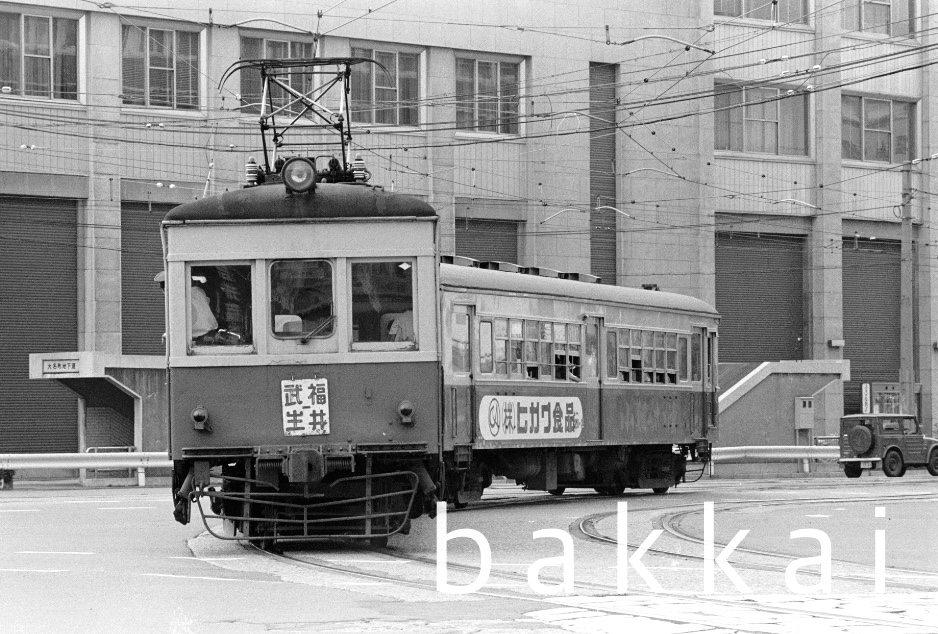bakkai4's tweet photo. 「福井駅前〜市役所前にて」のメモが付いていたが確証はない。地下道入口には「大名町地下道」の看板。
1983年8月撮影

#これを見た人は40年以上前の写真を貼る https://t.co/whjqrnwMJG