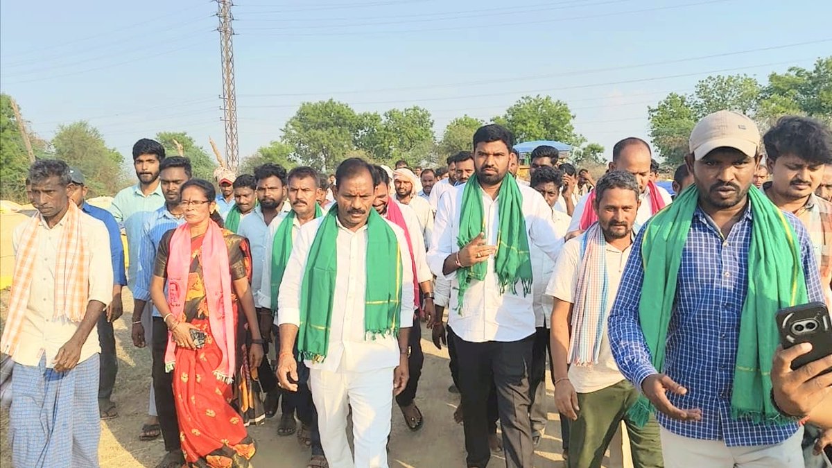 balkasumantrs's tweet photo. కాంగ్రెస్ ప్రభుత్వం పంట కొనుగోలు చేయకుండా రైతులను ఇబ్బంది పెడుతుండడంతో 
ఈరోజు చెన్నూర్ నియోజకవర్గం, కోటపల్లి మండలం, దేవులవాడ వద్ద వరి కొనుగోలు కేంద్రాన్ని సందర్శించి, రైతుల బాధలు తెలుసుకొని.. అనంతరం జాతీయ రహదారి పైన రైతులతో కలిసి నిరసన చేపట్టిన BRS శ్రేణులు. https://t.co/BpSWfN9To4