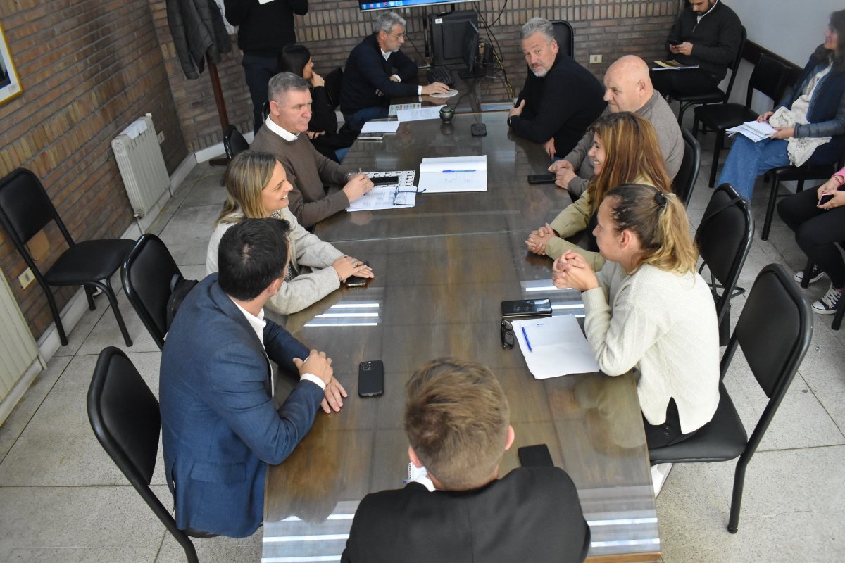 DiputadosMza's tweet photo. #Comisiones
La comisión de Ambiente y Recursos Hídricos eligió sus autoridades

Mantuvo su reunión constitutiva en la que se procedió a designar a la diputada Érica Pulido (UCR), como presidenta, y a Stella Huczak (PRO), como secretaria.

Nota
https://t.co/6AobiO7L2a https://t.co/sMBebPDv17