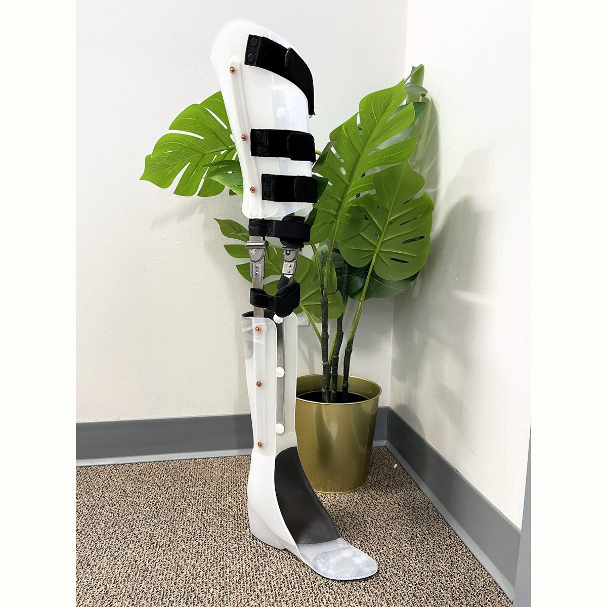 pentland_s's tweet photo. Another custom KAFO was delivered at our Surrey clinic. KAFOs help provide stability and support for individuals with lower limb weakness or mobility challenges. Proud to be part of our clients’ mobility journey. 💙
#pentland_s #Orthotics #CustomOrthotics #KAFO https://t.co/1gX5h0zPsp