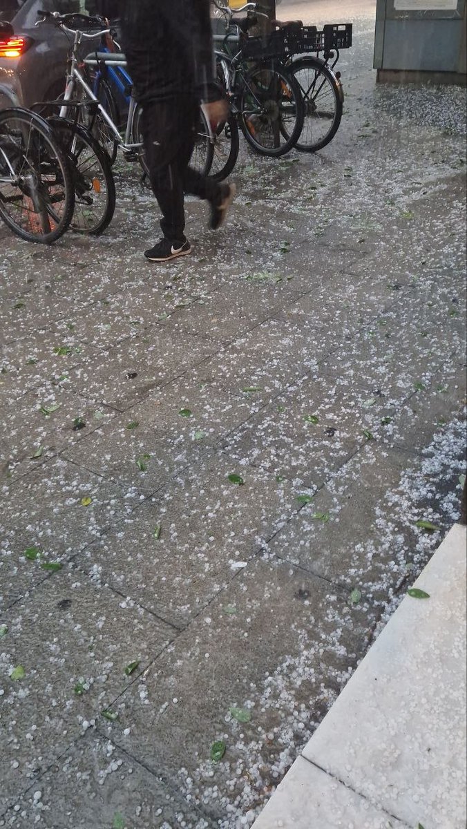 sants3radio's tweet photo. Intensa calamarsada amb tempesta elèctrica la que ha caigut aquesta tarda al nostre districte.⛈️ A les fotos📸 i vídeos📹 el carrer de Sants i les Cotxeres de Sants. @MeteoSants https://t.co/GQIfbZUrnT