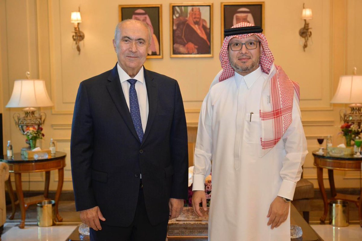 fmakhzoumi's tweet photo. نودّع قامةً دبلوماسيةً استثنائية، سعادة السفير الدكتور وليد بخاري، الذي لم يكن سفير المملكة العربية السعودية في لبنان فحسب، بل كان مدرسةً في الحكمة والرقيّ والاتزان السياسي. 
عرفناه رجل دولة بكل ما للكلمة من معنى، يحمل للبنان محبةً صادقة وحرصًا دائمًا على وحدته واستقراره ومصلحته الوطنية، في أصعب الظروف وأدقّ المحطات.

تميّز سعادته بأخلاق الفرسان، وبحضورٍ جامعٍ وحوارٍ راقٍ ترك أثرًا كبيرًا في الحياة السياسية والوطنية اللبنانية، وكان خير سندٍ للبنان وللعلاقات الأخوية الت��ريخية بين بلدينا الشقيقين.

كل الشكر والتقدير لسعادة السفير وليد بخاري على ما قدّمه للبنان واللبنانيين، وعلى مسيرته الراقية التي ستبقى علامة مضيئة في العمل الدبلوماسي العربي.
نتمنى له دوام التوفيق والنجاح، وللمملكة العربية السعودية قيادةً وشعبًا كل الخير والازدهار.
@bukhariwaleeed