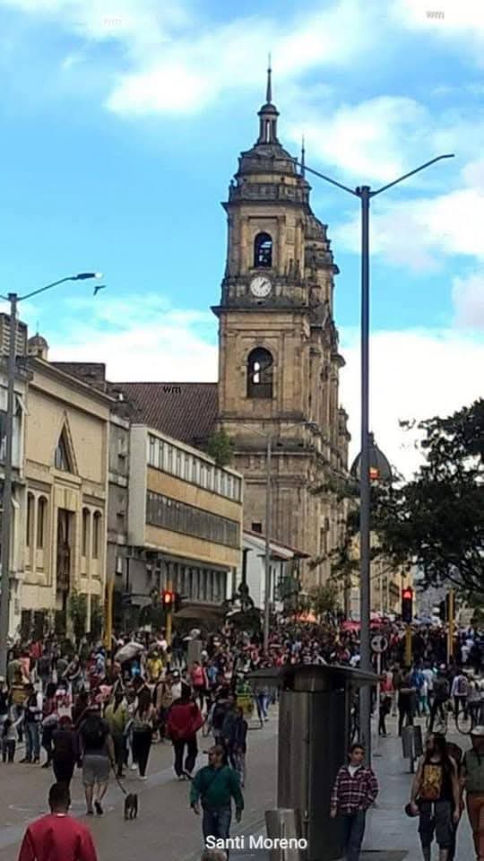 HistoriaFotBog's tweet photo. Calle Real (Carrera séptima) entre Calles 11 y 12, al fondo Observamos la Catedral Primada,...Bogotá año 1942 y Julio de 2016. https://t.co/v2CByC9PfB