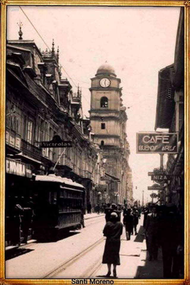 HistoriaFotBog's tweet photo. Calle Real (Carrera séptima) entre Calles 11 y 12, al fondo Observamos la Catedral Primada,...Bogotá año 1942 y Julio de 2016. https://t.co/v2CByC9PfB
