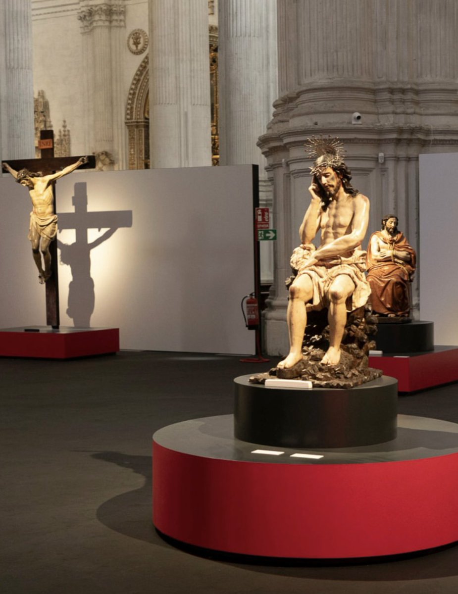 estronao's tweet photo. @elllamadorcsr @StoEntierro_Sev @MuseoBASe Gran acierto de la hermandad. Una imagen devocional no es una pieza de museo y todo lo que no sea estar en un lugar de culto de forma digna es un error. No hay mejor ejemplo que la exposición de Granada con las imágenes tiradas como si fueran muebles. Una vergüenza https://t.co/1JuOD1K9qU