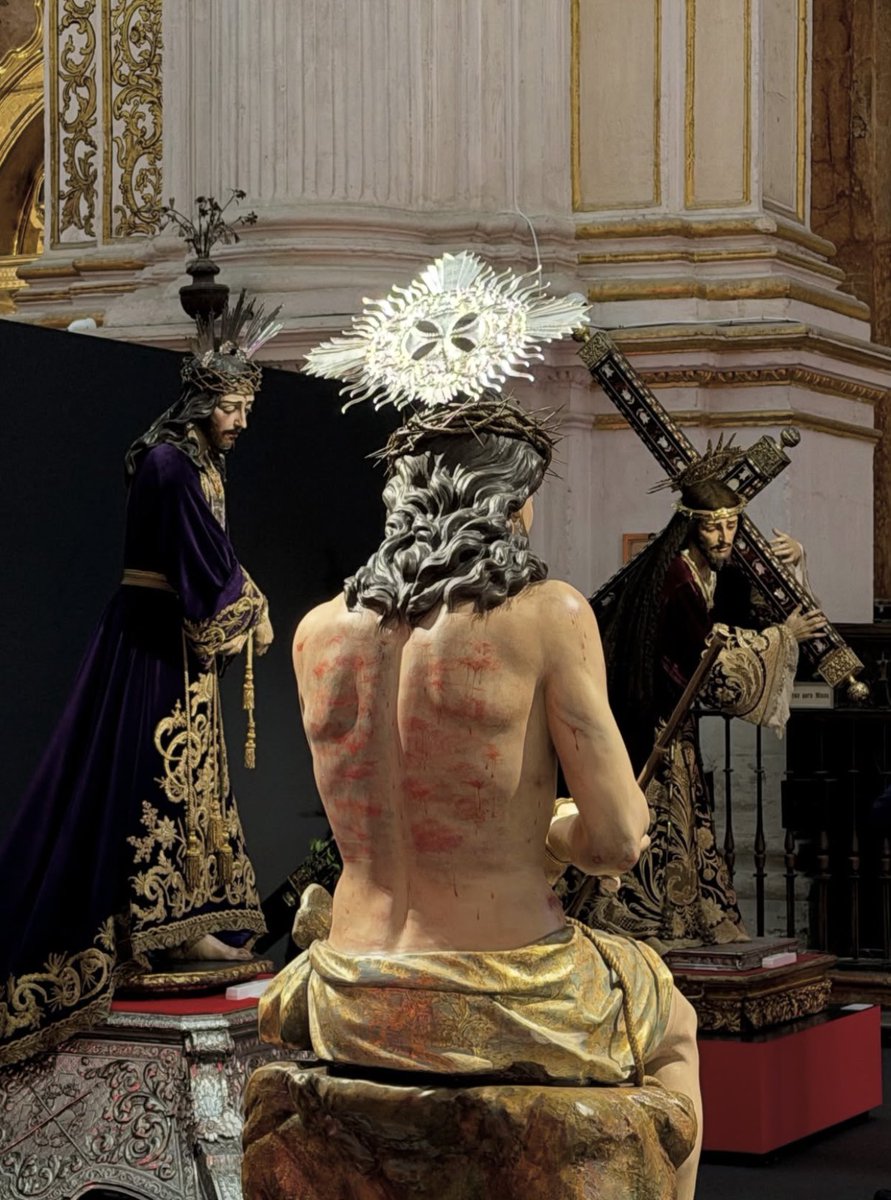 estronao's tweet photo. @elllamadorcsr @StoEntierro_Sev @MuseoBASe Gran acierto de la hermandad. Una imagen devocional no es una pieza de museo y todo lo que no sea estar en un lugar de culto de forma digna es un error. No hay mejor ejemplo que la exposición de Granada con las imágenes tiradas como si fueran muebles. Una vergüenza https://t.co/1JuOD1K9qU